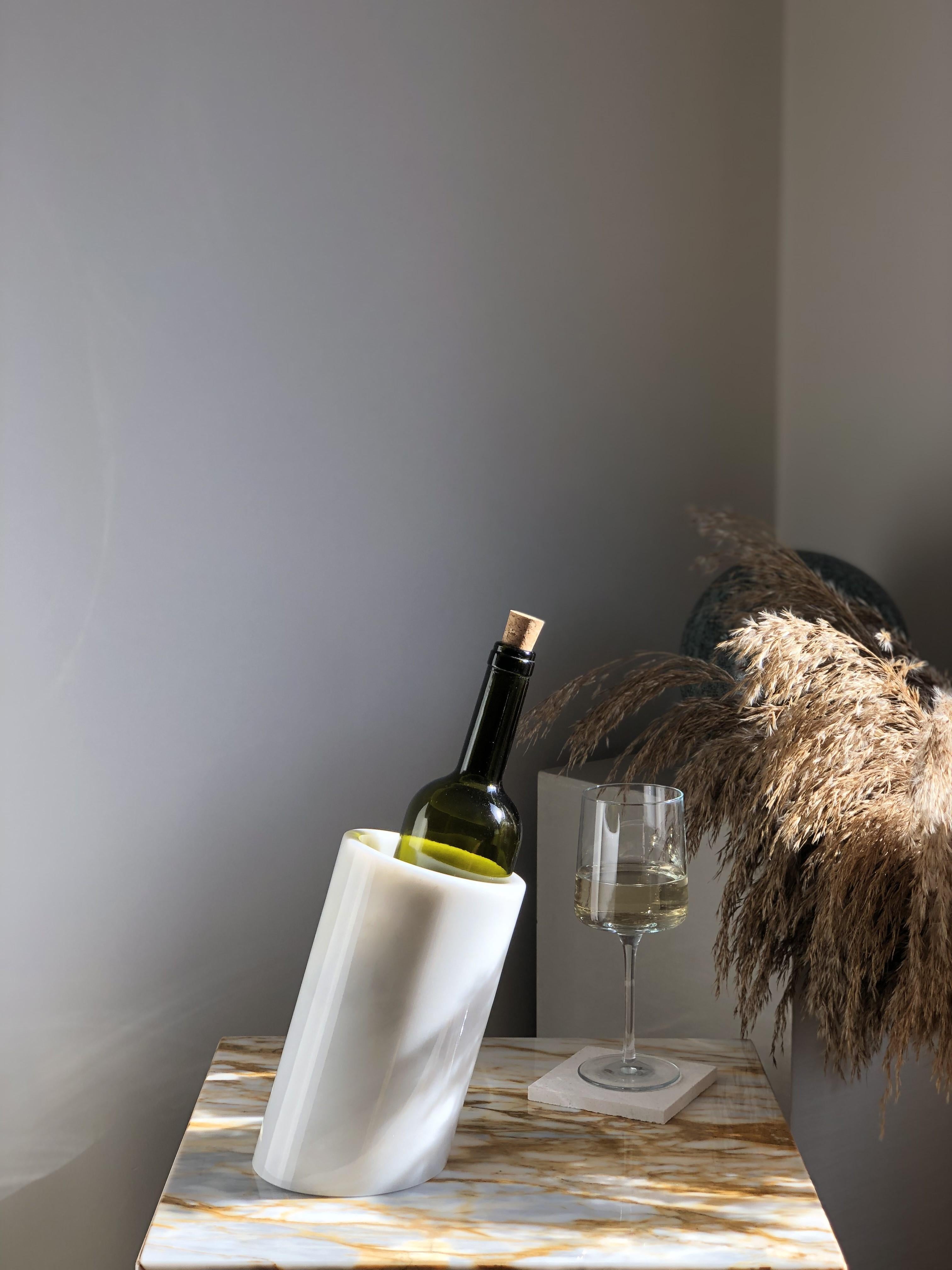 BOTELLA,  Weißer Flaschenhalter aus weißem Marmor, Studio Mohs (Moderne) im Angebot