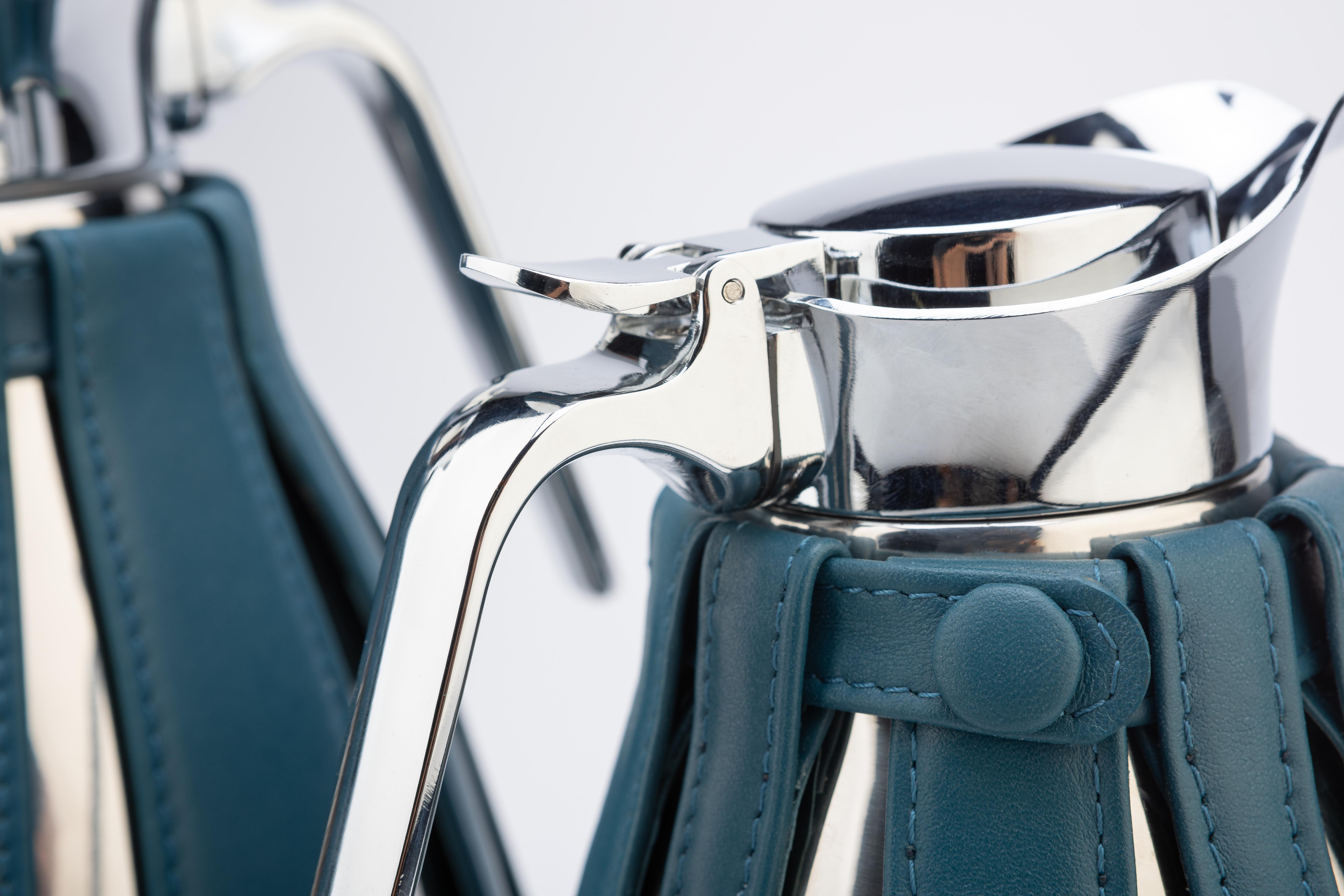 La caraffa termica di alta gamma è il risultato di un perfetto equilibrio tra acciaio lucido e pelle, che la rende una scelta impeccabile per chi cerca il massimo dell'eleganza. Inoltre, la caraffa è dotata di un'avanzata tecnologia termica che