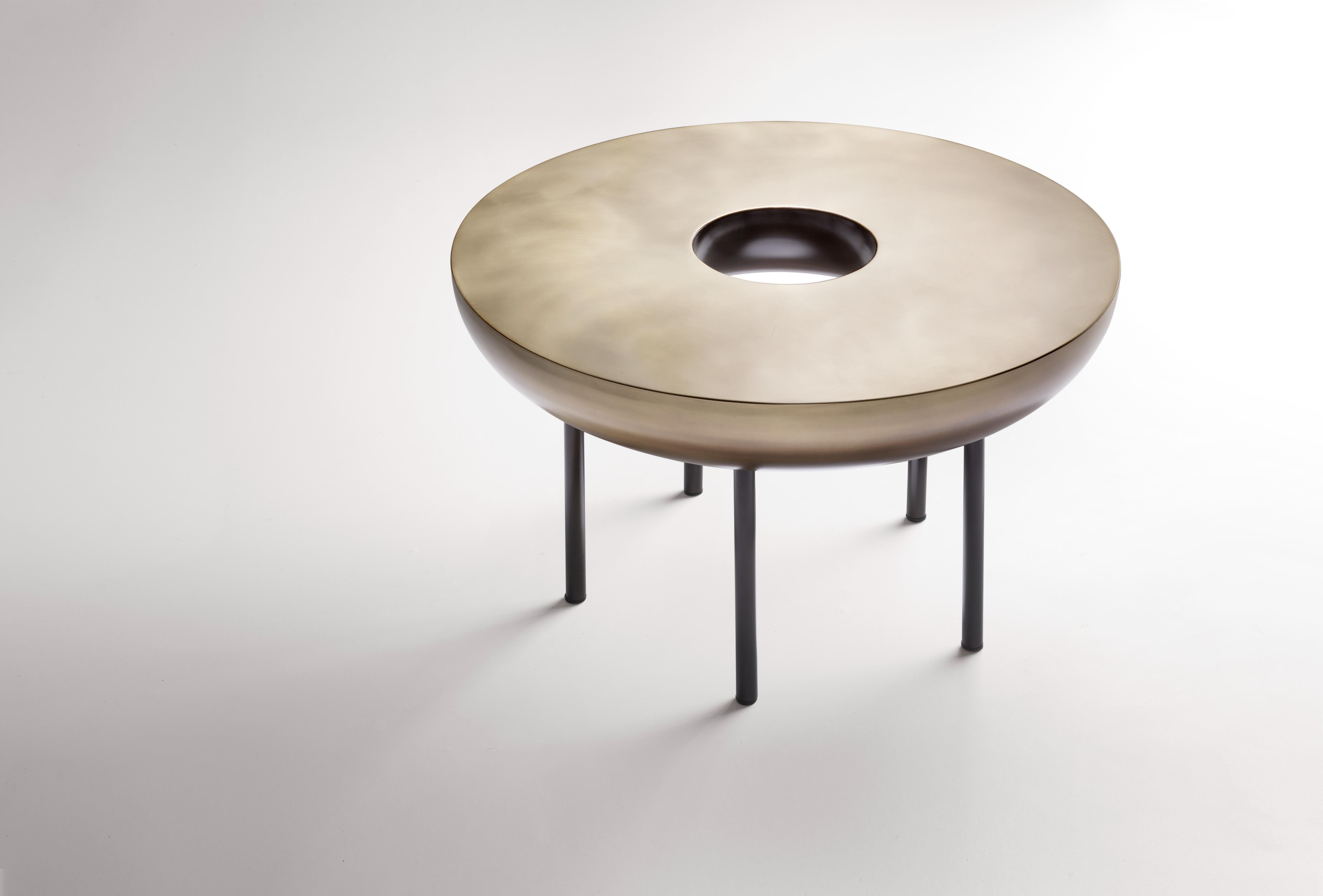 Botero Side Table by De Castelli
Dimensions: ⌀ 82 x H 50 cm
Materials: Brushed Brass, Metal
Other versions are available, please contact us for any request.

Botero, a large side table balanced on five slender legs, embodies refined technical