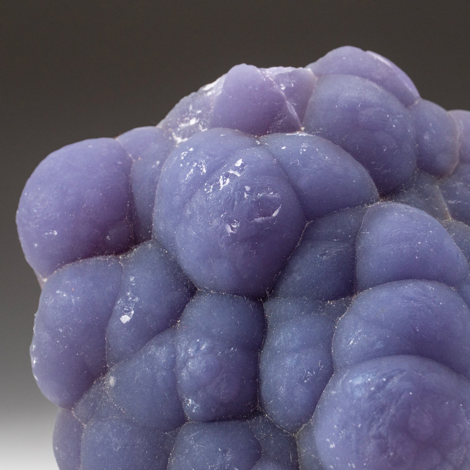Dalla miniera di Minggang, prefettura di Xinyang, Henan, Cina Fluorite viola traslucida in formazione botrioidale con aggregati emisferici scultorei che coprono entrambi i lati della matrice. Questi esemplari di fluorite naturale presentano