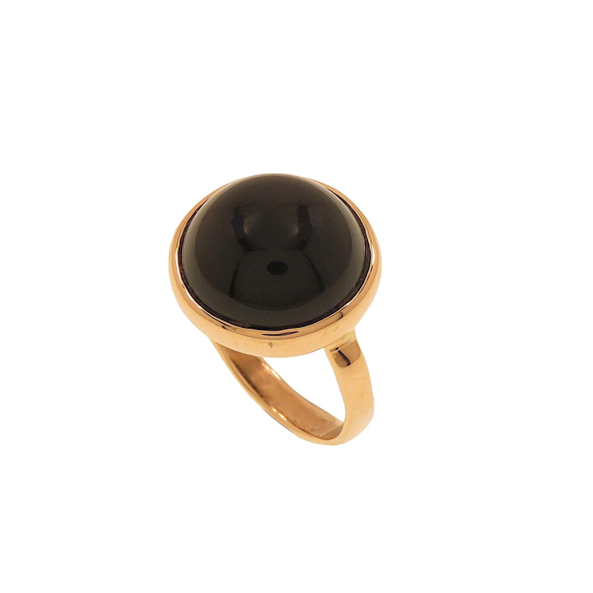 9K rose gold band ring with a 14 mm / 0.55 in. diameter cabochon-cut natural onyx. The ring is handmade in our workshop in Milan Italy with a setting formed by a hammered wedding band and a solid gold bezel where onyx is set. L'anello ha il marchio