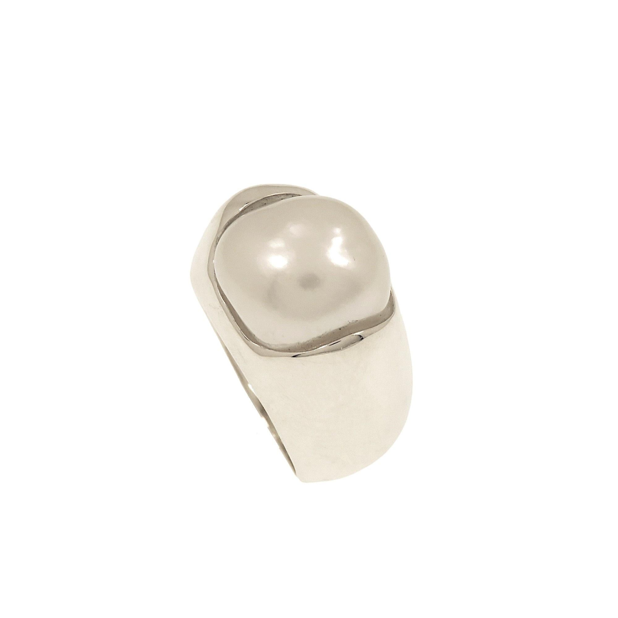 Contemporary Botta jewelry ring with Australian pearl in white gold For Sale