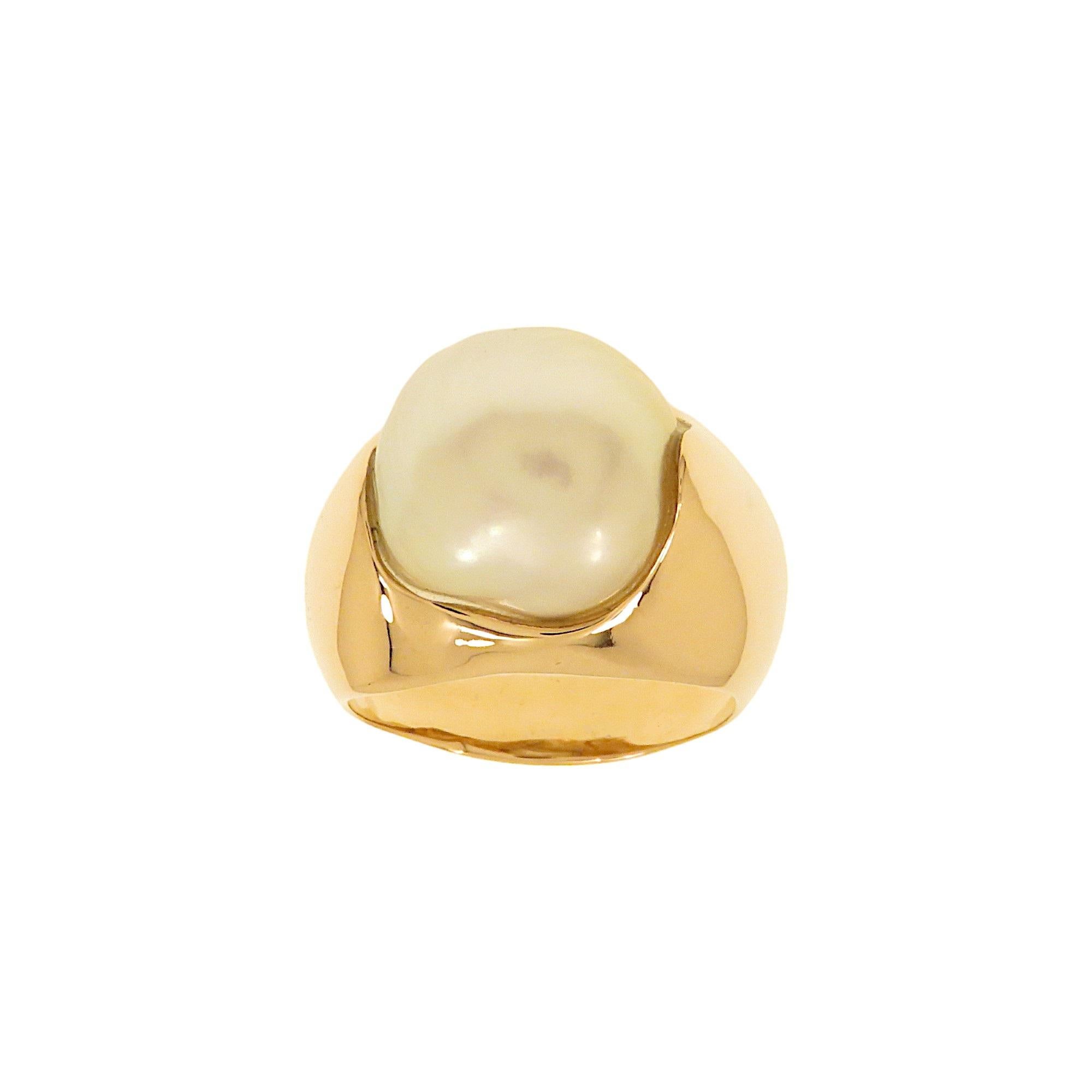 Bague raffinée en or rose 9k conçue pour entourer harmonieusement une superbe perle baroque australienne mesurant 15x13 mm et pesant 15 carats.  La perle cultivée en Australie a une couleur blanc argenté d'une extraordinaire beauté et est unique