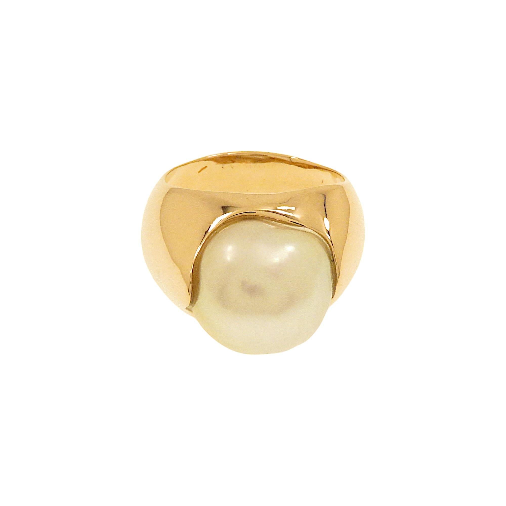 Contemporary Botta jewelry ring with Australian pearl in rose gold For Sale