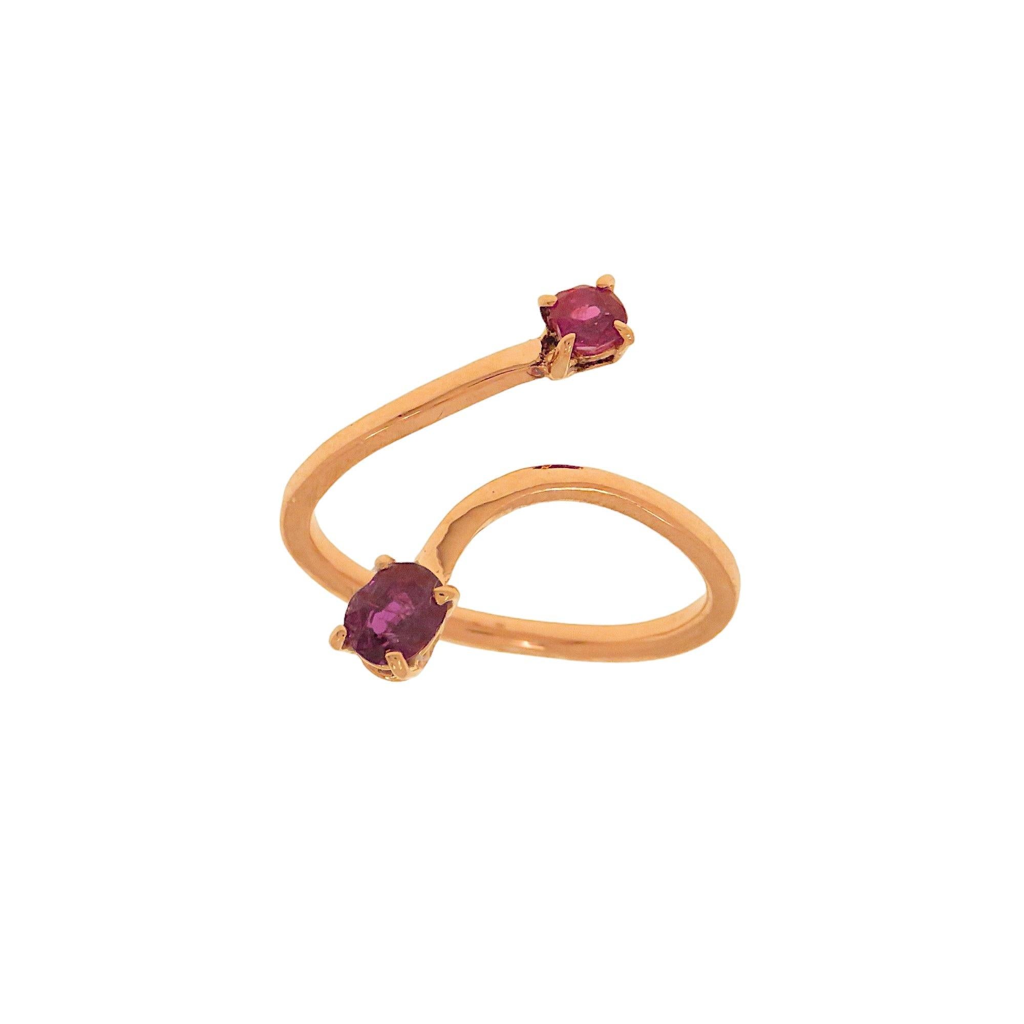 Elegante anello a serpente con 2 rubini, uno taglio ovale e uno taglio brillante montati su castone a griffe in oro rosa 9k. L'anello è ideale anche per un regalo da fidanzamento. Il gioiello è stato realizzato interamente a mano nel nostro