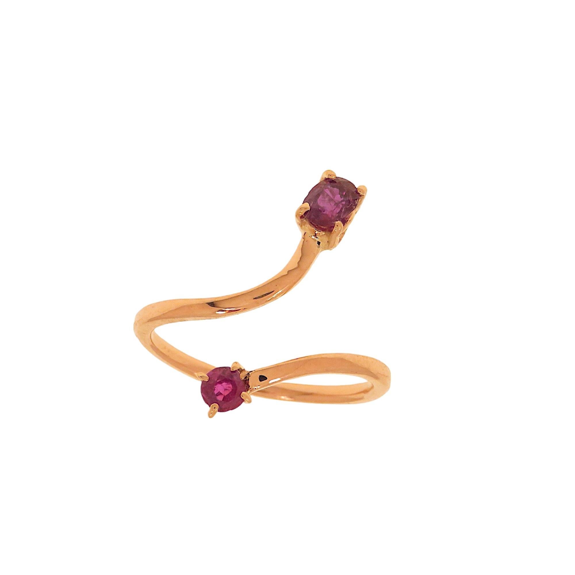 Contemporary Botta gioielli anello con rubini in oro rosa fabbricato in Italia For Sale
