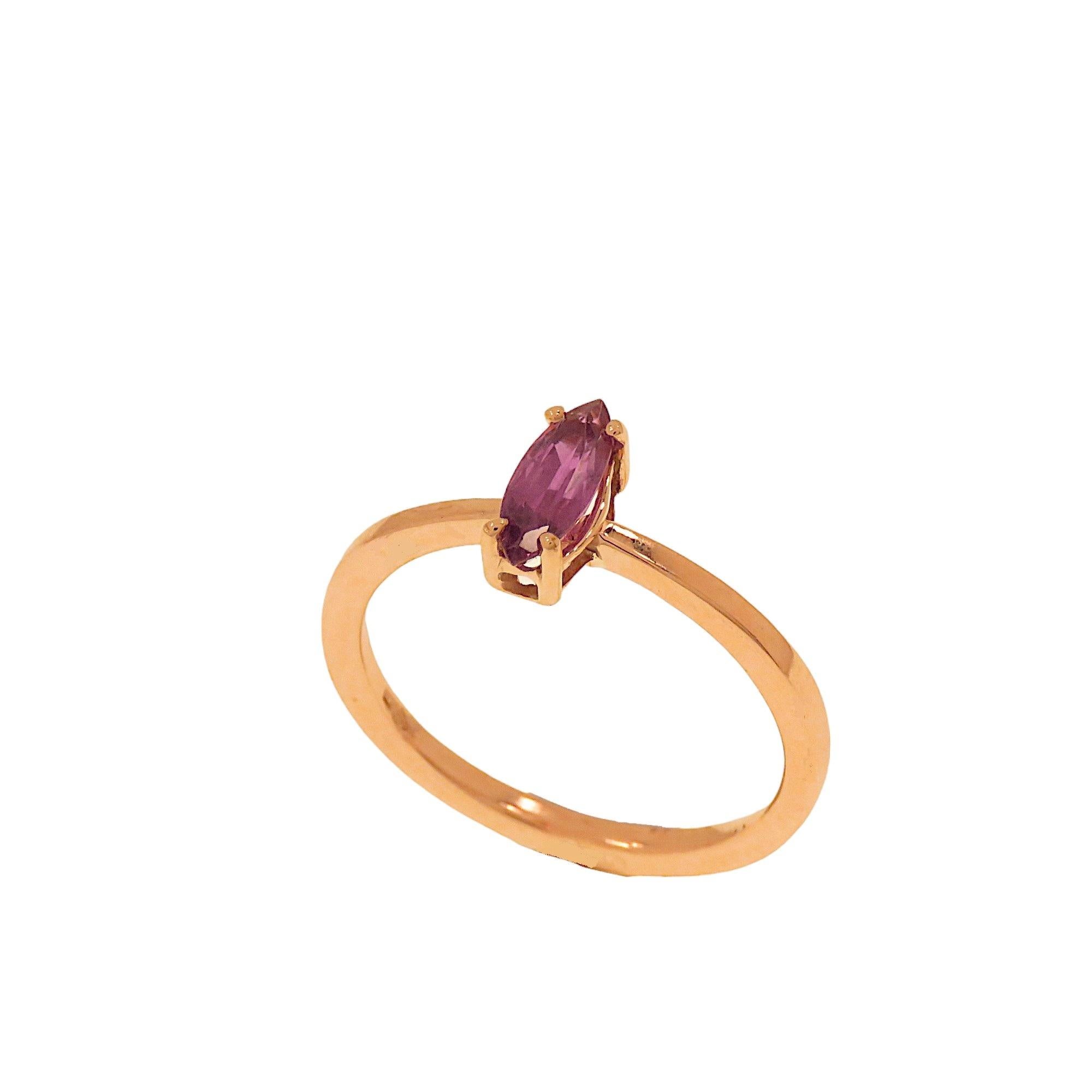 Elegante anello con rubino taglio navette montato su castone a griffe in oro rosa 9k. L'anello è ideale anche per un regalo da fidanzamento. Il gioiello è stato realizzato interamente a mano nel nostro laboratorio di Milano. Il rubino tagliato a
