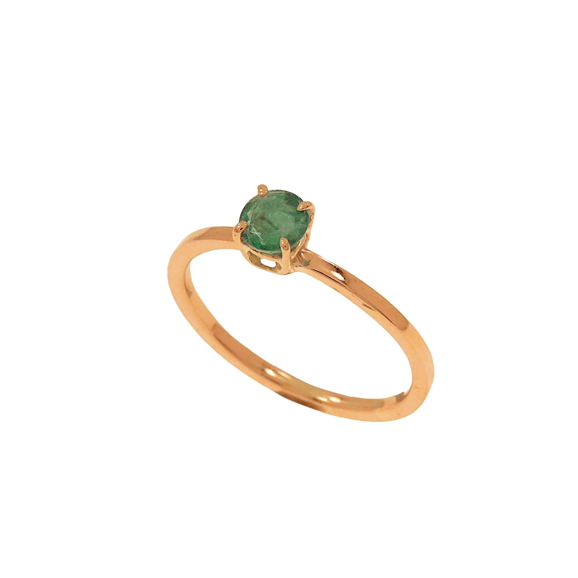 Elegante anello con smeraldo taglio brillante montato su castone a griffe in oro rosa 9k. L'anello è ideale anche per un regalo da fidanzamento. Il gioiello è stato realizzato interamente a mano nel nostro laboratorio di Milano. Lo smeraldo tagliato