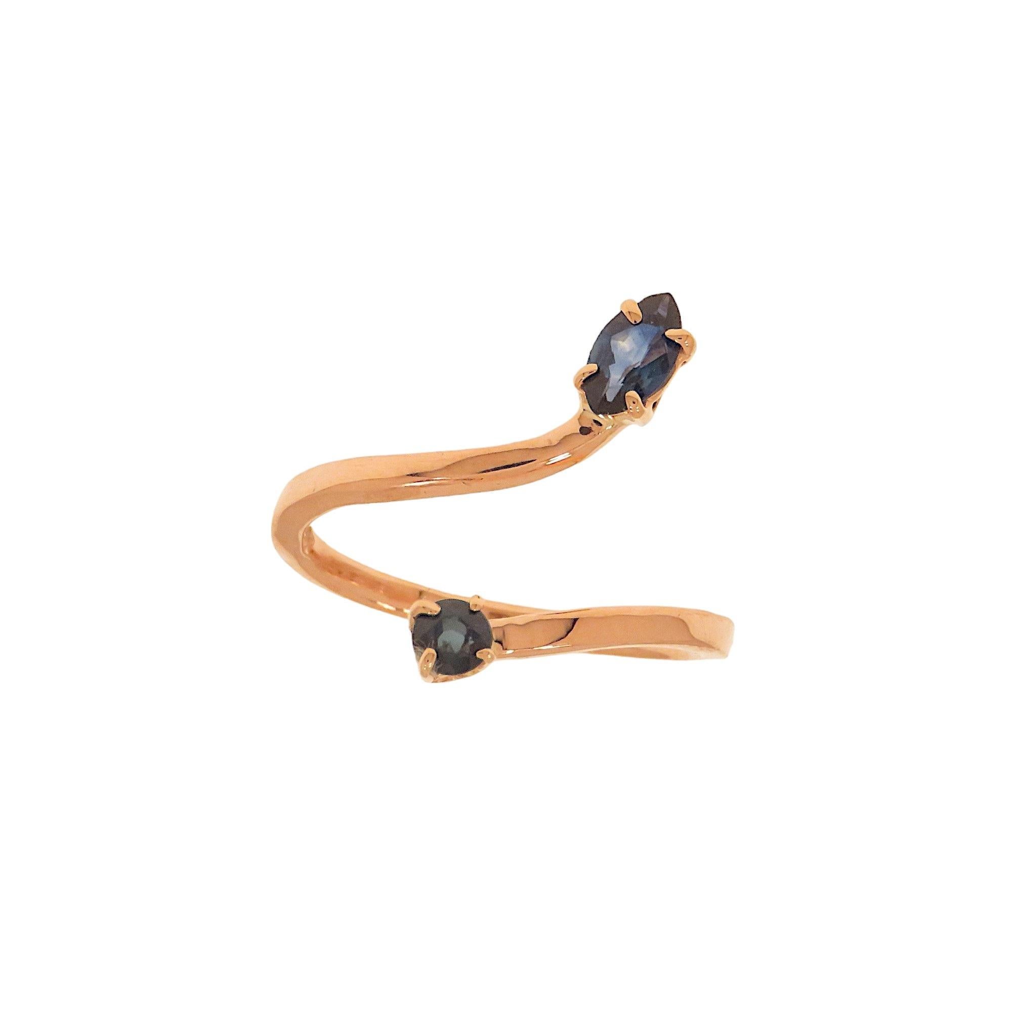 Eleganter Schlangenring mit 2 blauen Saphiren, einem im Navetteschliff und einem im Brillantschliff, montiert auf einer Backenfassung aus 9 Karat Roségold. Der Ring ist auch ideal als Verlobungsgeschenk geeignet. Das Schmuckstück wurde in unserer