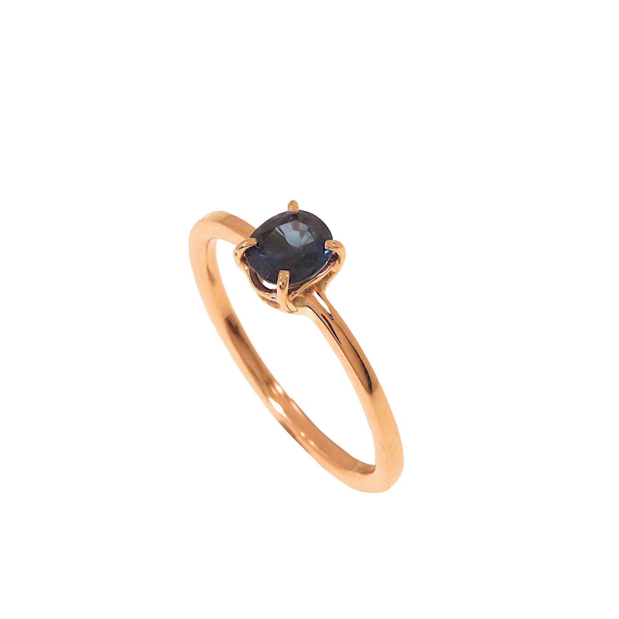 Elegante anello con zaffiro blu taglio ovale montato su castone a griffe in oro rosa 9k. L'anello è ideale anche per un regalo da fidanzamento. Il gioiello è stato realizzato interamente a mano nel nostro laboratorio di Milano. Lo zaffiro blu