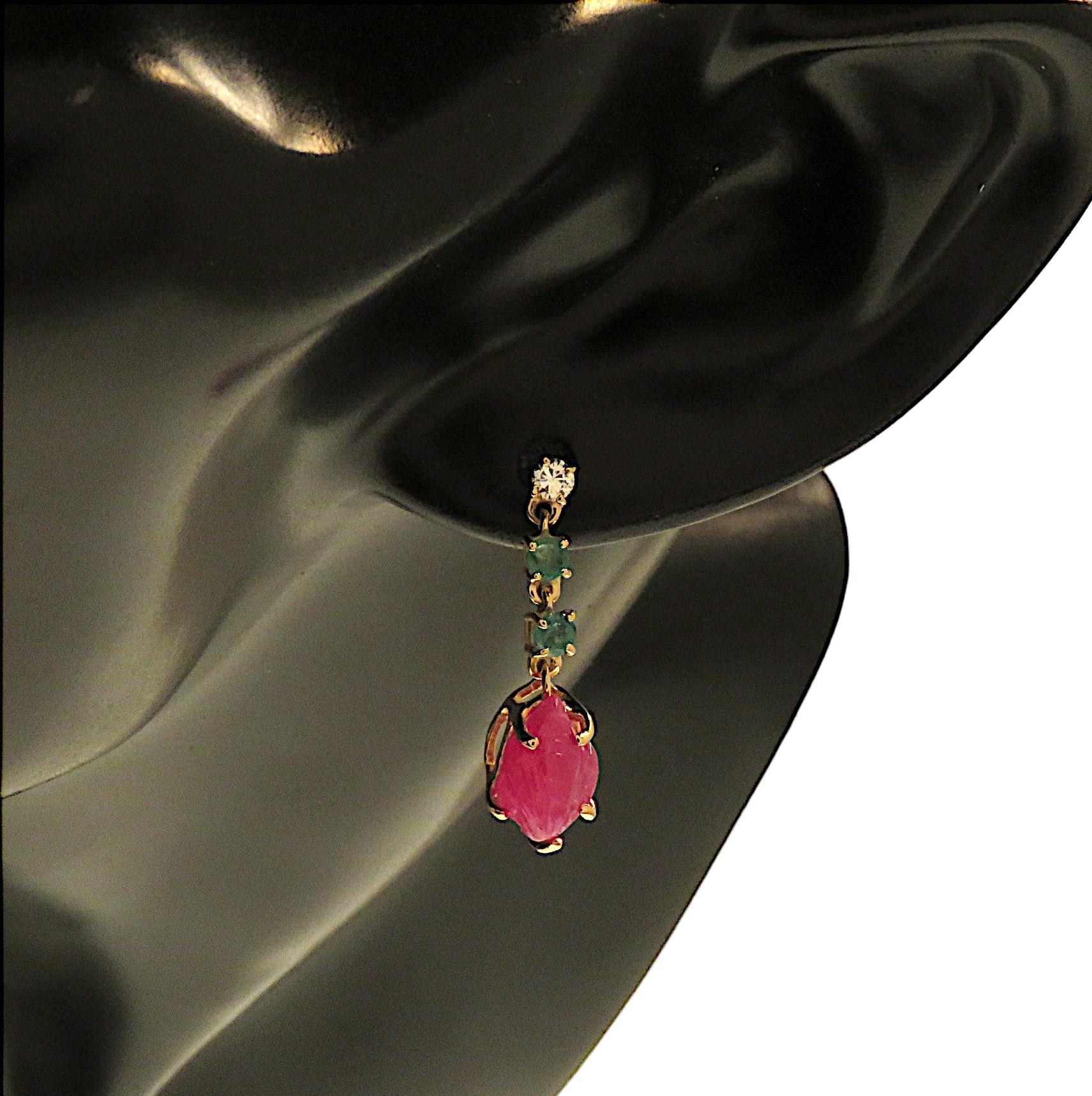 Eleganti orecchini in oro rosa 9k con diamanti e smeraldi taglio brillante e rubini taglio a foglia e incisi. Gli orecchini sono prodotti a mano da Botta Gioielli nel laboratorio di Milano Italia. Ogni foglia di rubino misura 10x7 mm / 0.39x0.27