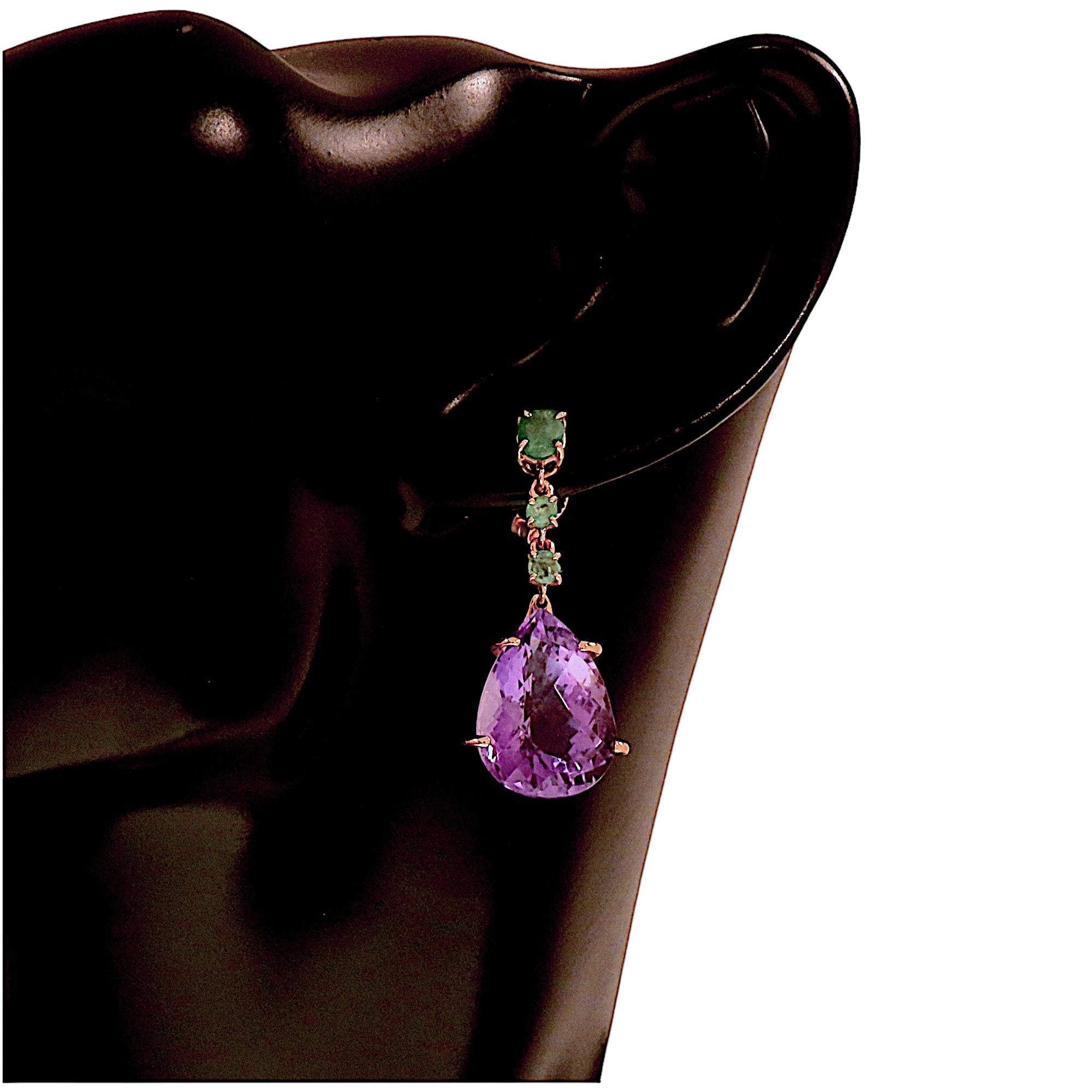 Boucles d'oreilles élégantes en or rose 9k avec 2 émeraudes ovales taillées en brillant, 4 émeraudes rondes taillées en brillant et 2 améthystes taillées en goutte d'eau à facettes. Les boucles d'oreilles sont fabriquées à la main par Botta Gioielli