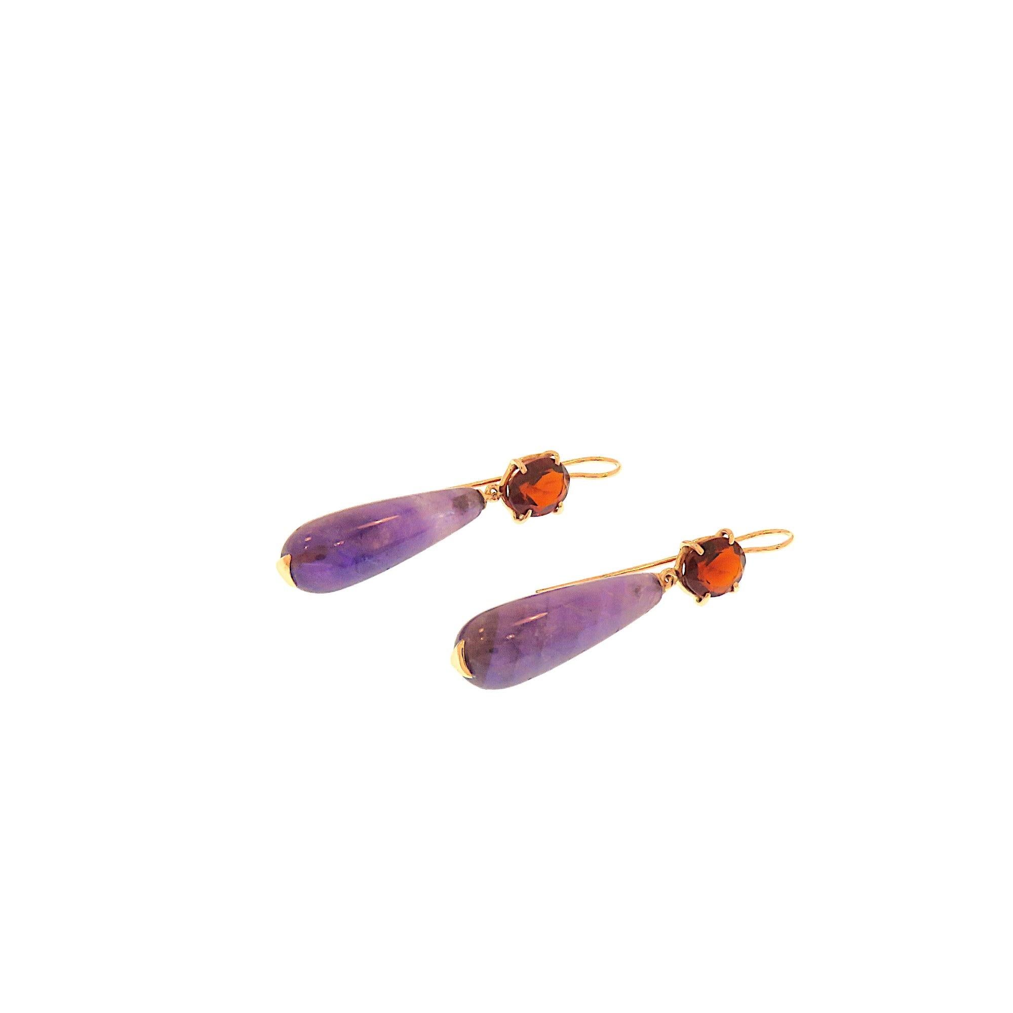 Ein eleganter und klassischer Ohrring mit einem ovalen Granat im Brillantschliff, gefasst in 9 Karat Roségold mit einer offenen Monachine, an der ein Amethysttropfen baumelt. Die Abmessungen des Granats sind 10x8 mm / 0,39x0,31 Zoll, der Tropfen 