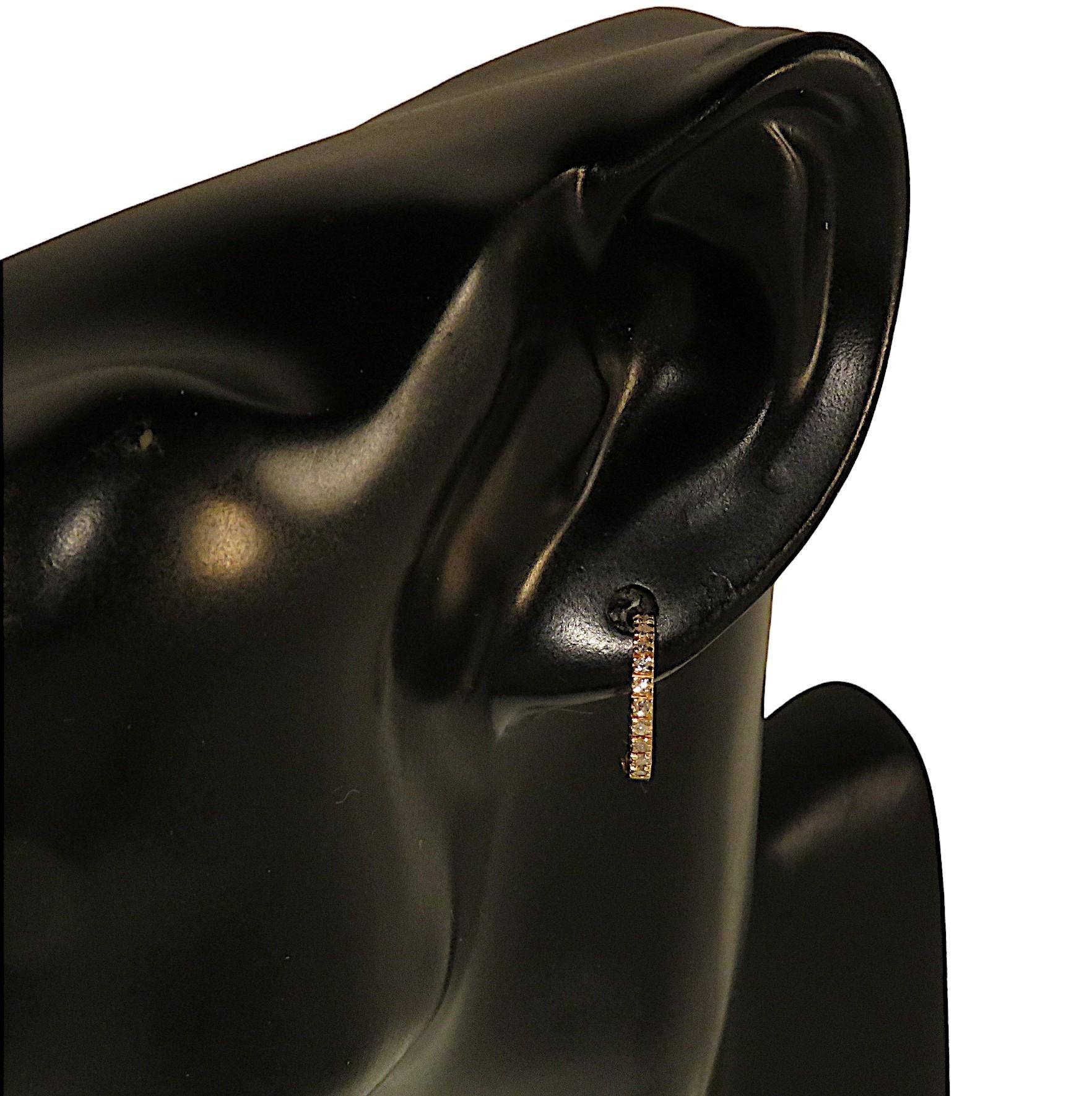 Einzelner Ohrring von Botta Gioielli in Mailand aus 9 Karat Roségold mit Diamanten im Brillantschliff von insgesamt 0,12 Karat.  Der Felgendurchmesser beträgt 14 mm / 0,55 Zoll. Der Ohrring hat einen Scharnierverschluss. Das Gesamtgewicht des