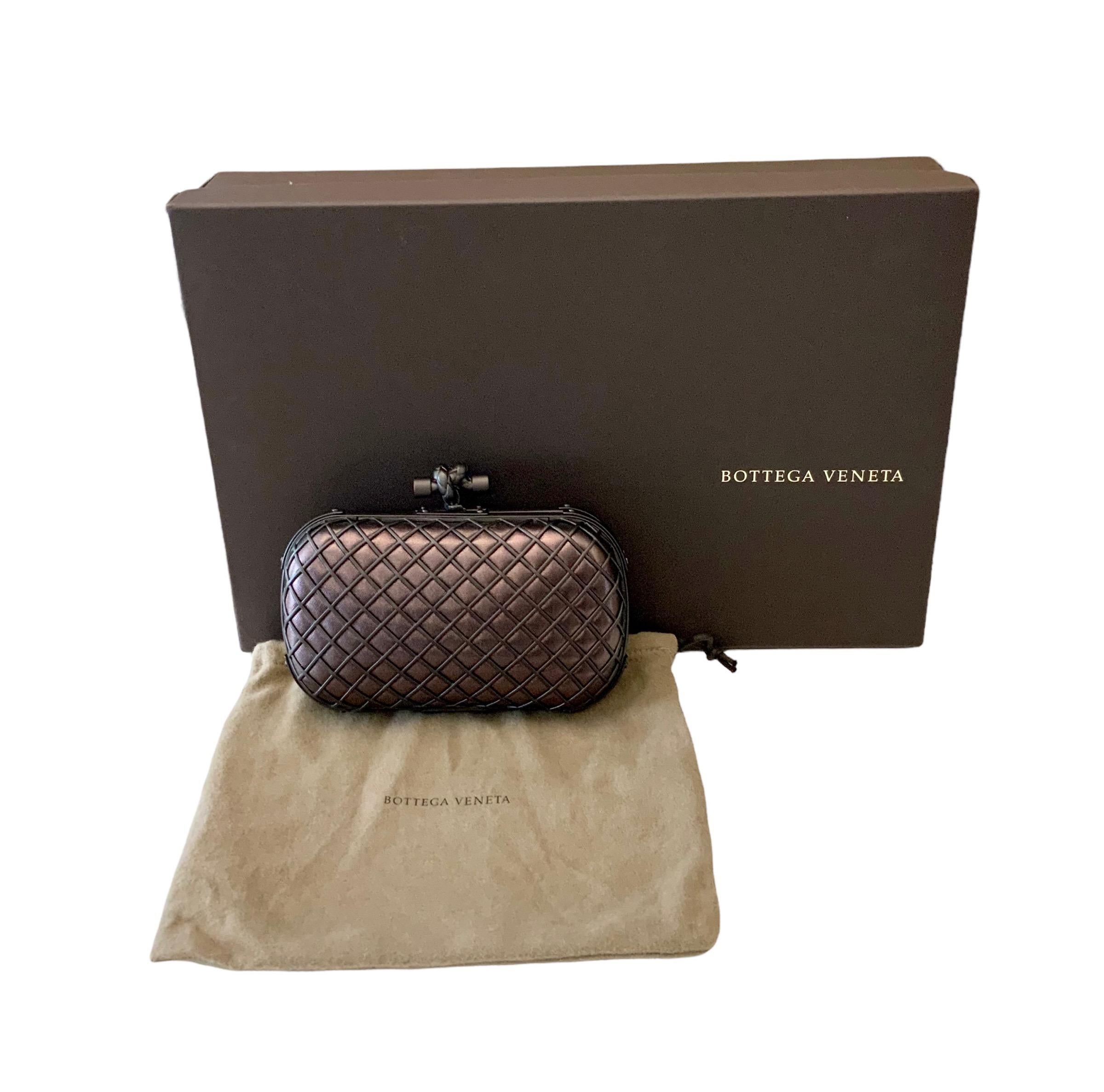 Our pre-owned but as NEW Bottega Veneta Metal Cage Knot Clutch is crafted in a dark brown metallic leather and its cage is made of a matte black metal. 
Exquisite piece !!

Material: Leather
Lining: suede
Color: Metallic brown
Measurements: 
Length: