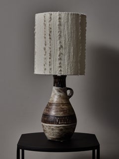 Lampe de table en forme de tonneau de Jacques Pouchain