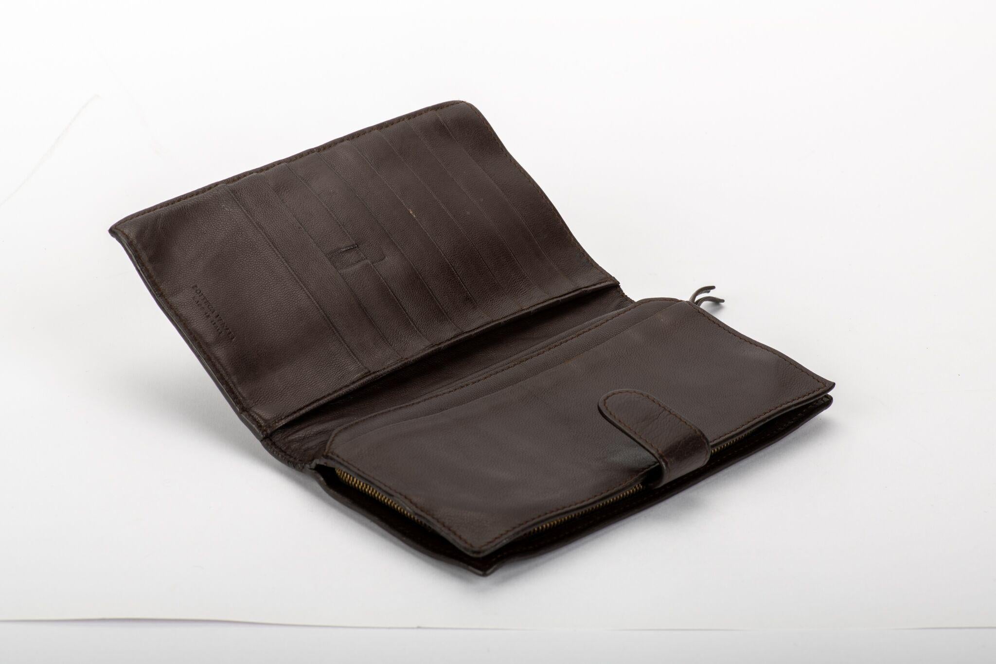 Portafoglio lungo intrecciato in pelle d'agnello marrone di Bottega Veneta. Usato con un'usura minima, viene fornito con la scatola originale. 