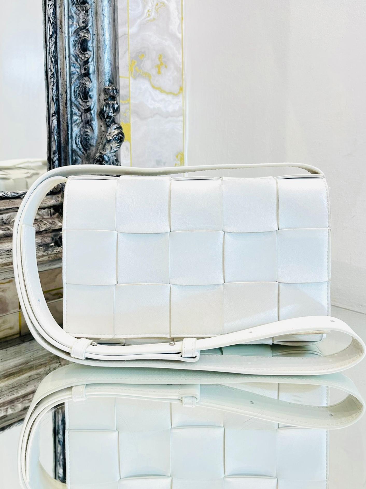 Bottega Cassette Crossbody Leather Bag

Current Season - White bag with signature leather weave.

Maxi weave strips to the flap bag, magnetic closure and adjustable

shoulder strap. Rrp £2,000

Size - Height 15cm, Width 23cm, Depth 5cm

Condition -