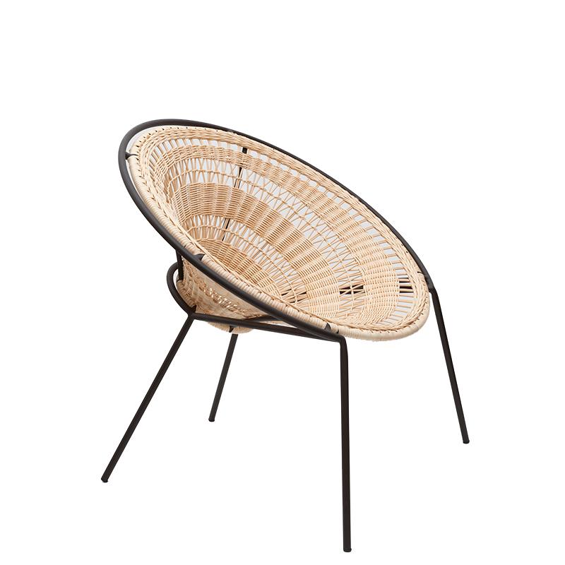 Silene est un fauteuil à la forme arrondie et accueillante réalisé en osier, disponible en deux variantes de tissage avec une structure en métal laqué. Il est disponible en cinq versions de couleur, avec une structure en osier et en métal laqué :
-