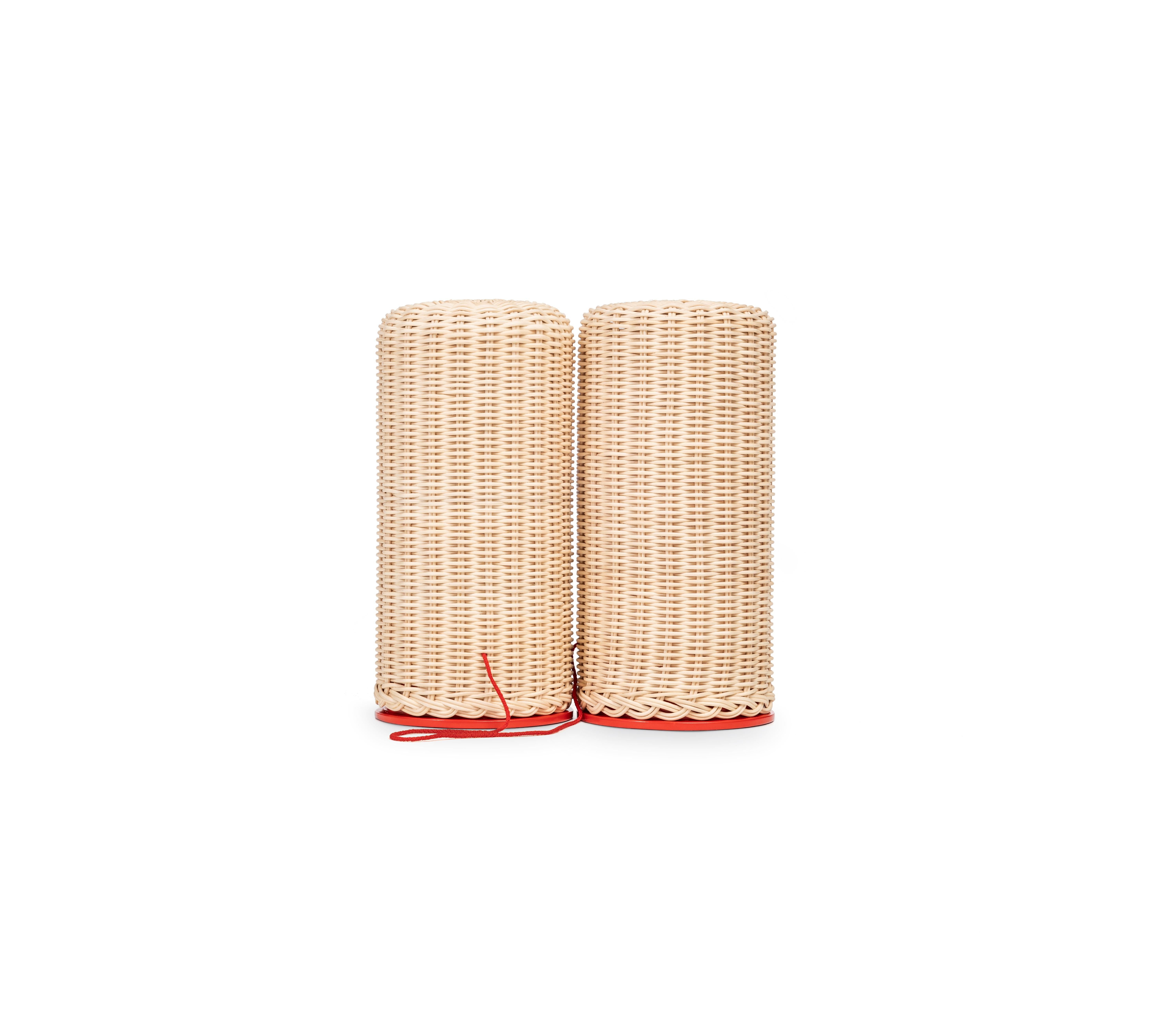Simbiosi is a pair of hand-woven rattan elements, joined by a red silk thread.
The project celebrates the intimate relationship between craftsman and object and initiates a dialogue between material and gesture.
The silk thread that connects the two