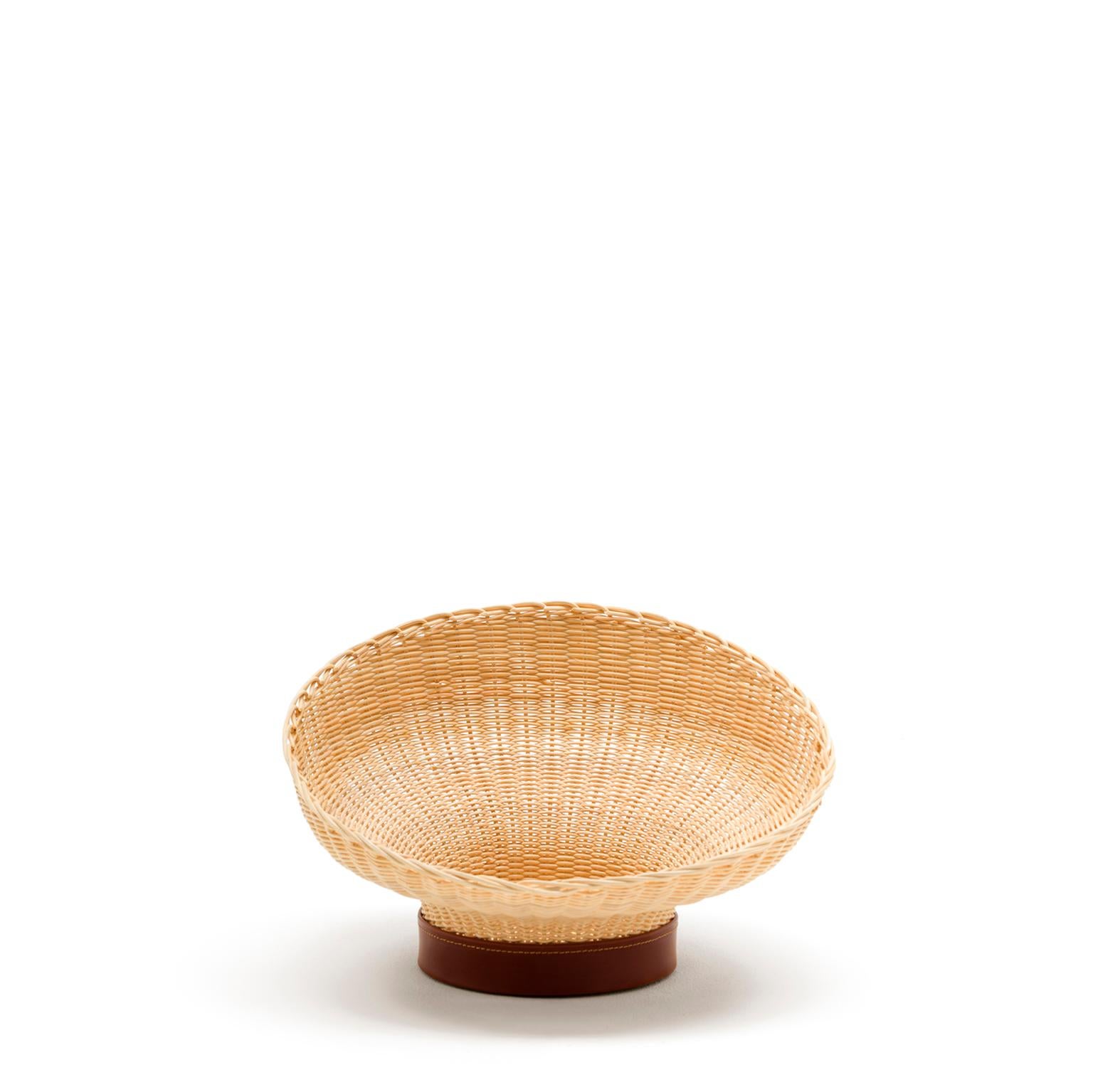 Mawa

“A centerpiece draw its inspiration from Nature. Mawa, narrow at the base and wider towards the top, borrows its features from a flower in all its splendor.”

This container reinterprets the archetype of the woven basket in a contemporary