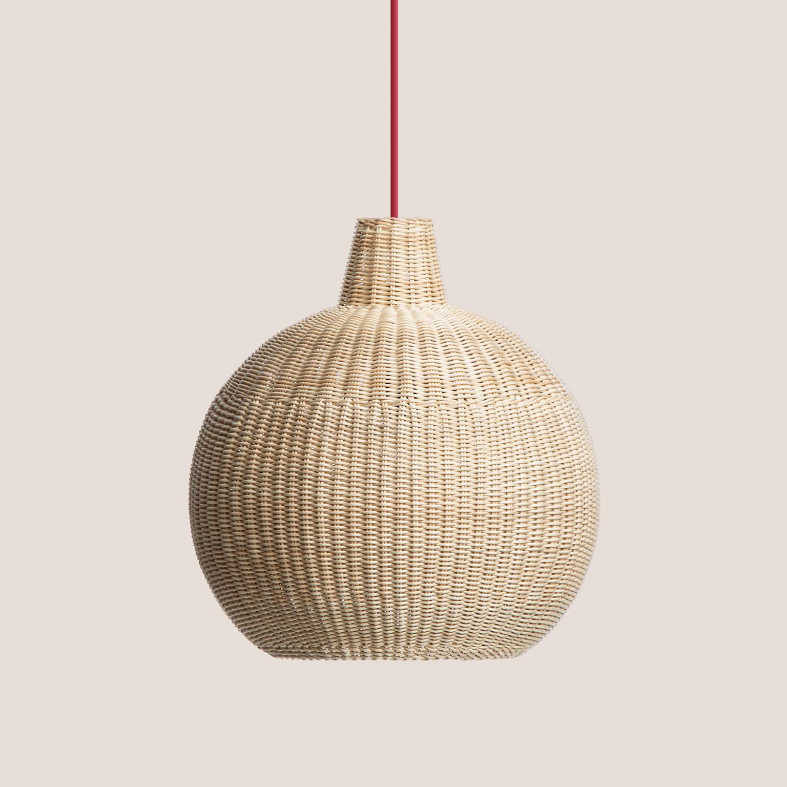 Pendant light with lampshade in intertwined wicker. 138 meters of wicker are carefully selected and then skillfully shaped for over 7 hours of patient intertwining. The Sfera lamp is subject to a water-color protective treatment of natural, green,
