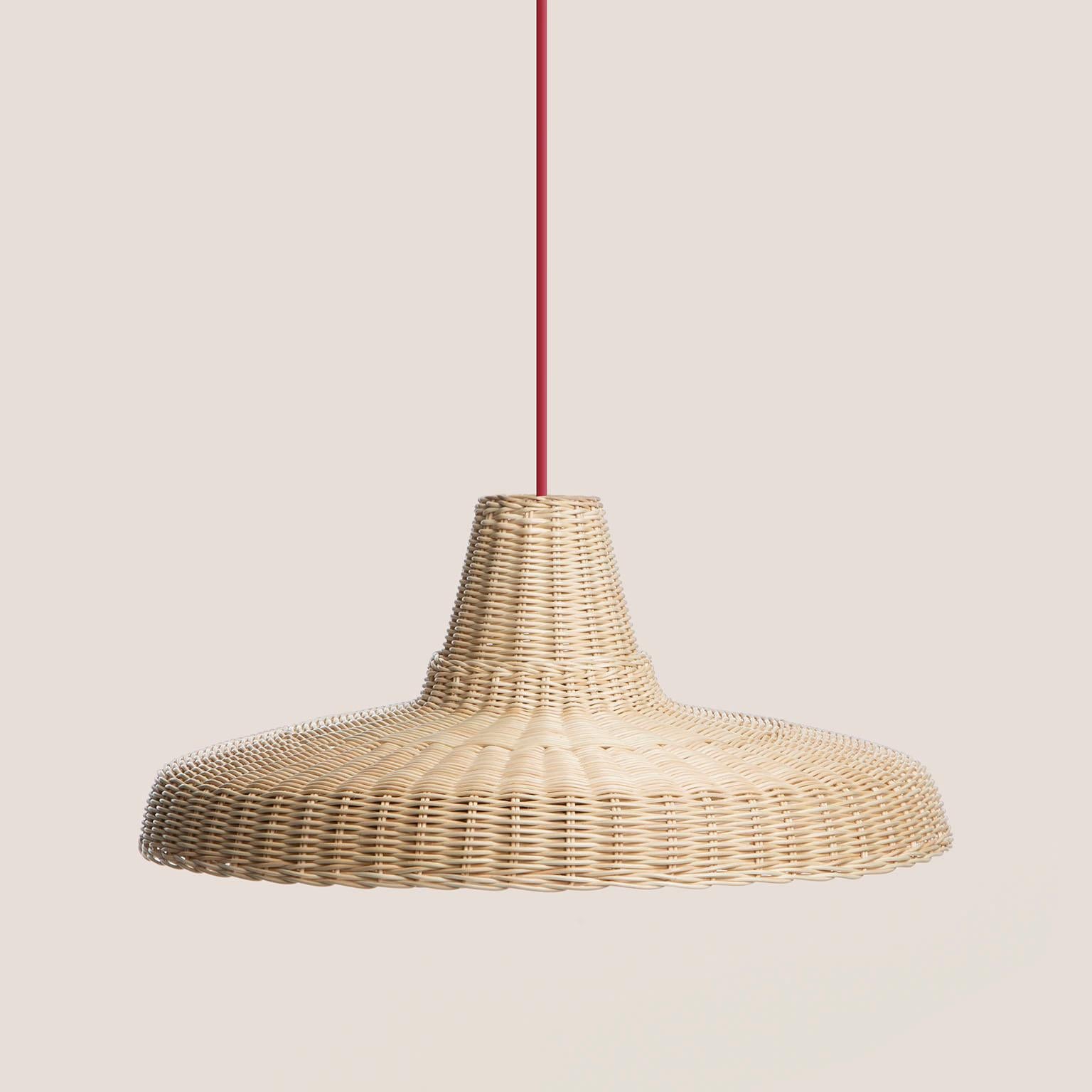 Pendant light with lampshade in intertwined wicker. 135 meters of wicker are carefully selected and then skilfully shaped for over 6.5 hours of patient intertwining.
The Cocolla lamp is subject to a water-color protective treatment of natural,
