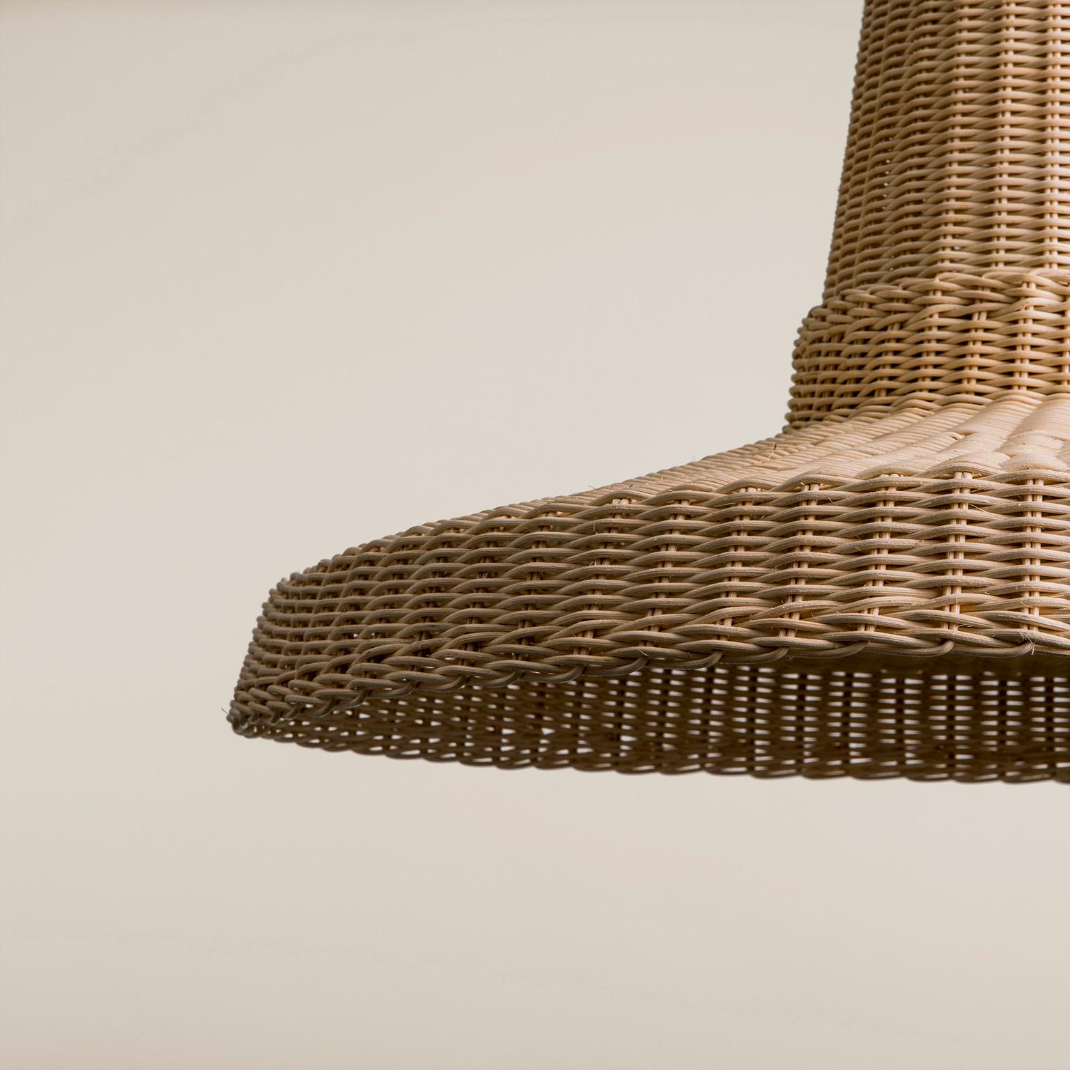 Pendant light with lampshade in intertwined wicker. 135 meters of wicker are carefully selected and then skilfully shaped for over 6.5 hours of patient intertwining.
The Cocolla lamp is subject to a water-color protective treatment of natural,