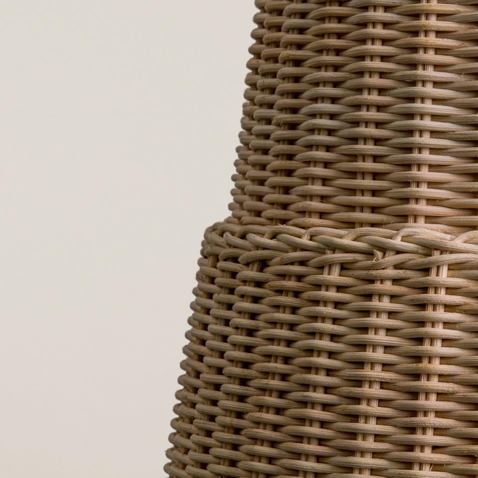 Seia 35

Suspension modulaire avec abat-jour en osier entrelacé. 35 mètres d'osier sont soigneusement sélectionnés puis savamment façonnés pour plus de 3 heures de patient entrelacement. La lampe Seia fait l'objet d'un traitement protecteur à