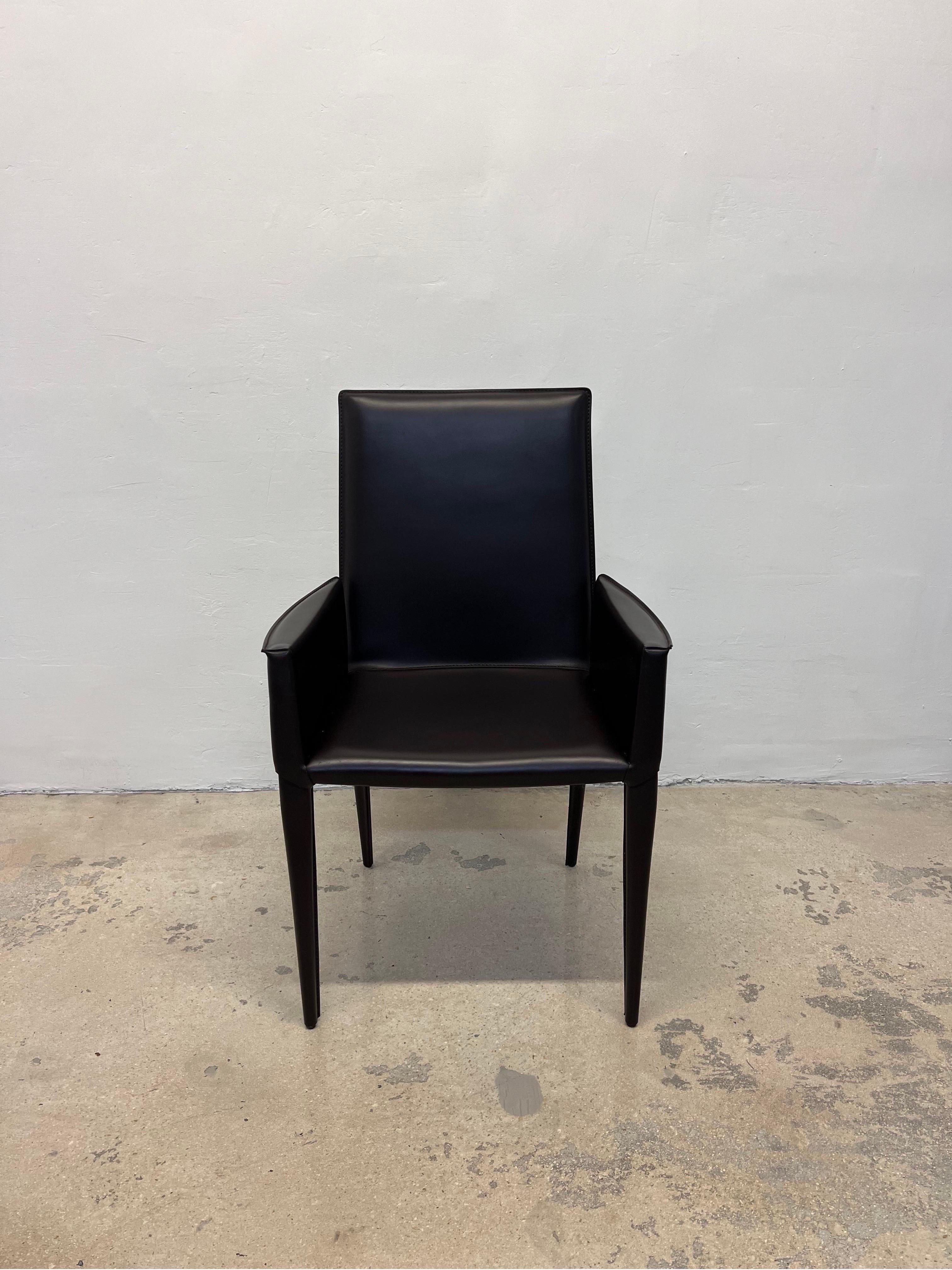 Set aus 4 schokoladenbraunen Bottega-Esszimmerstühlen aus Leder, entworfen von Renzo Fauciglietti & Graziella Bianchi und hergestellt von Frag für Design Within Reach. 

Armhöhe: 24-3/4