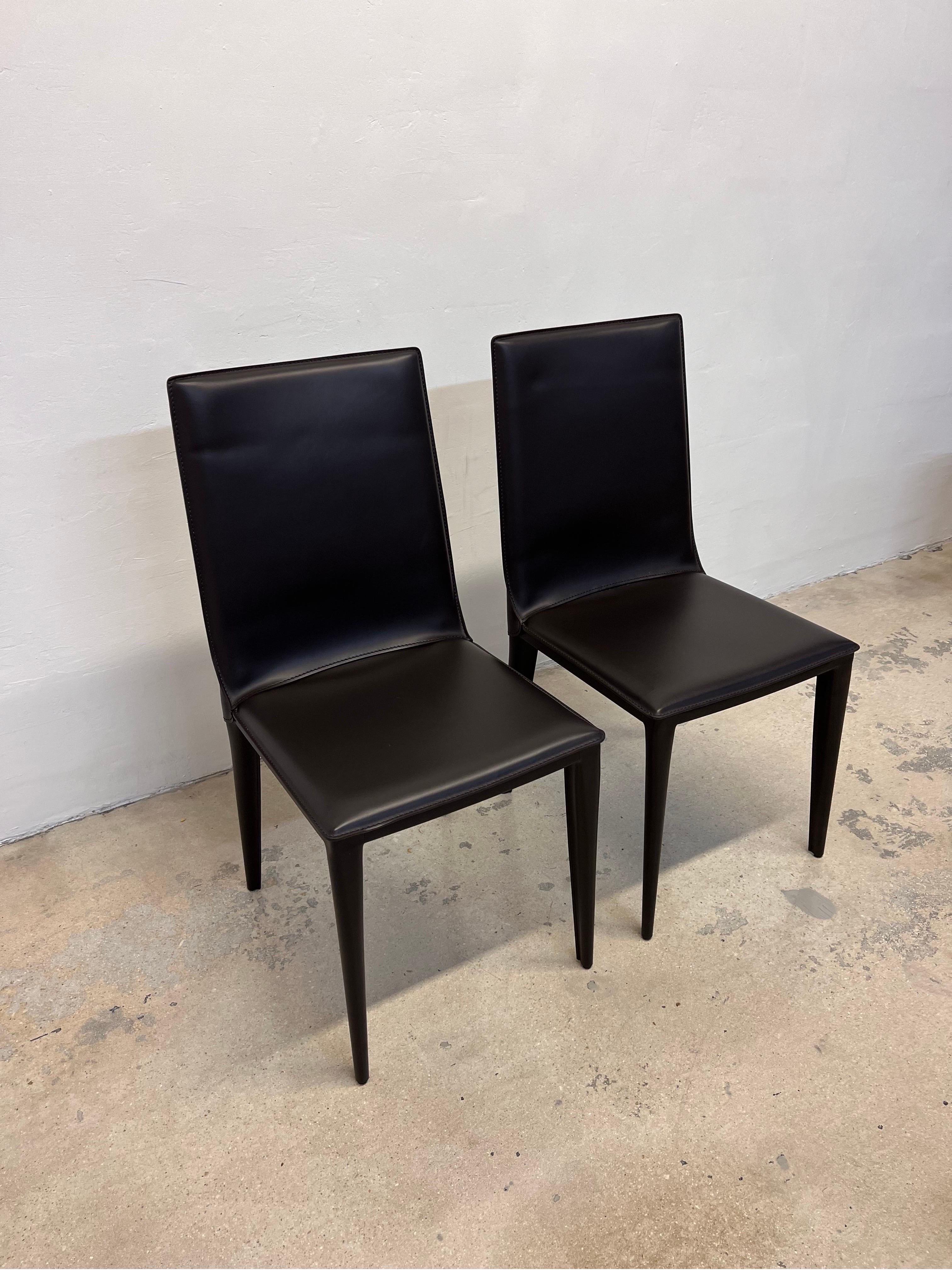 Moderne Paire de chaises de salle à manger Bottega en cuir par Fauciglietti et Bianchi pour DWR en vente