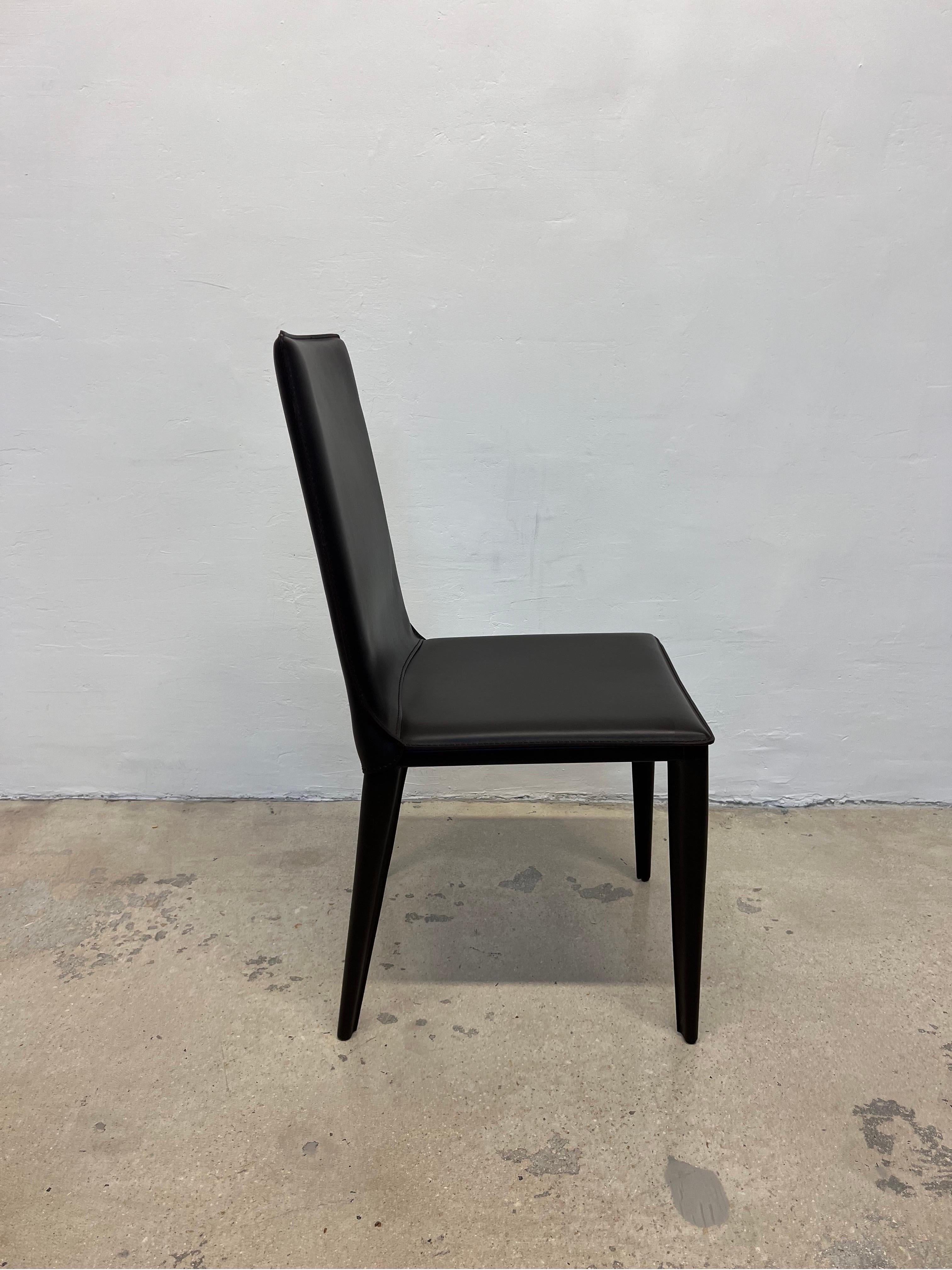 XXIe siècle et contemporain Paire de chaises de salle à manger Bottega en cuir par Fauciglietti et Bianchi pour DWR en vente