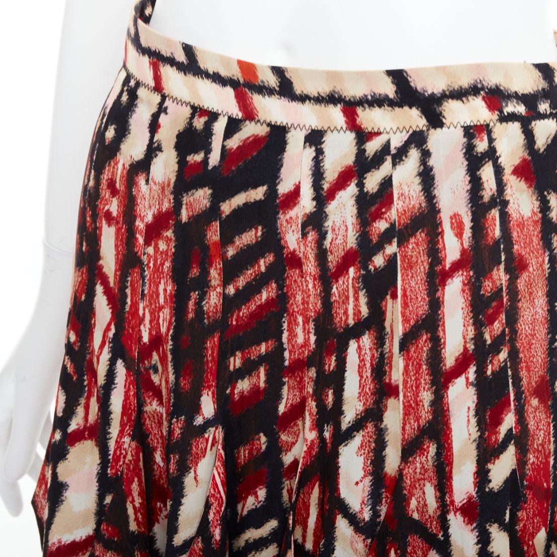 BOTTEGA VENETA 100% soie  rouge noir imprimé abstrait jupe plissée au genou IT38 XS en vente 2