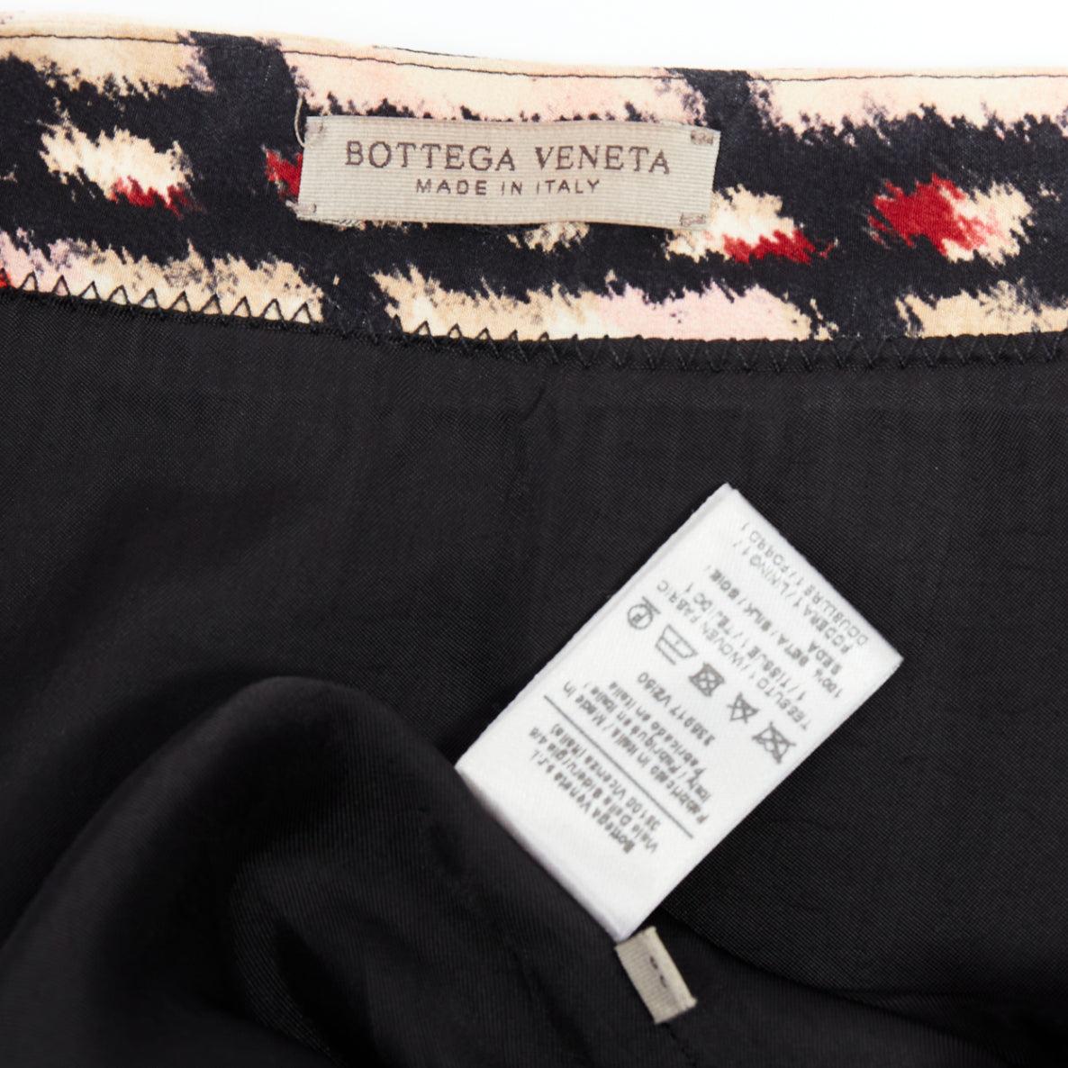 BOTTEGA VENETA 100% soie  rouge noir imprimé abstrait jupe plissée au genou IT38 XS en vente 3