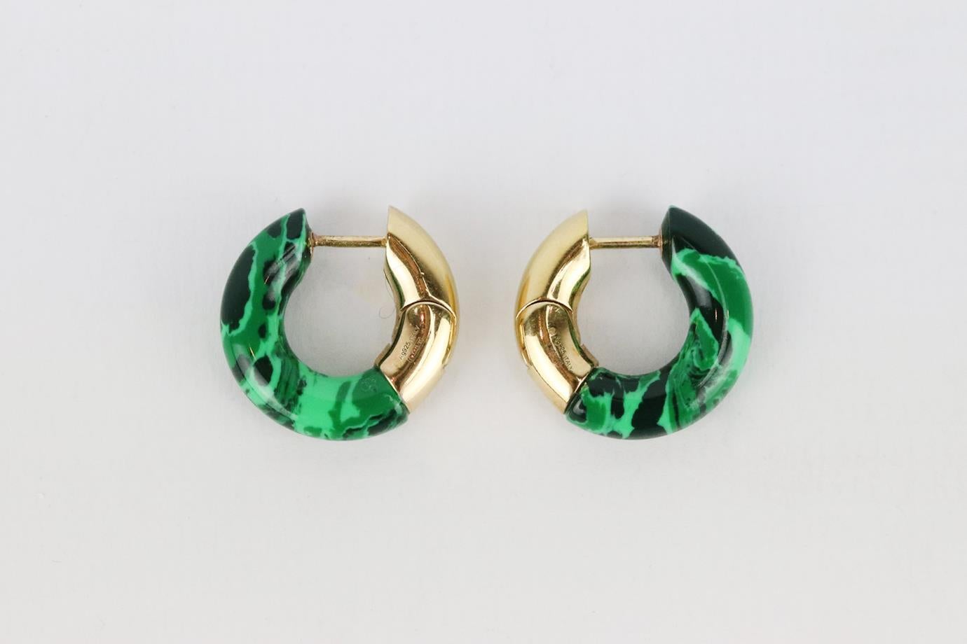 Pendientes de aro de ágata chapados en oro de 18k Bottega Veneta. De ágata verde y plata de ley chapada en oro de 18 quilates, en forma de miniaro grueso. Verde y dorado. Cierre a presión en la parte superior. Viene con caja. Longitud: 0,75 pulg.