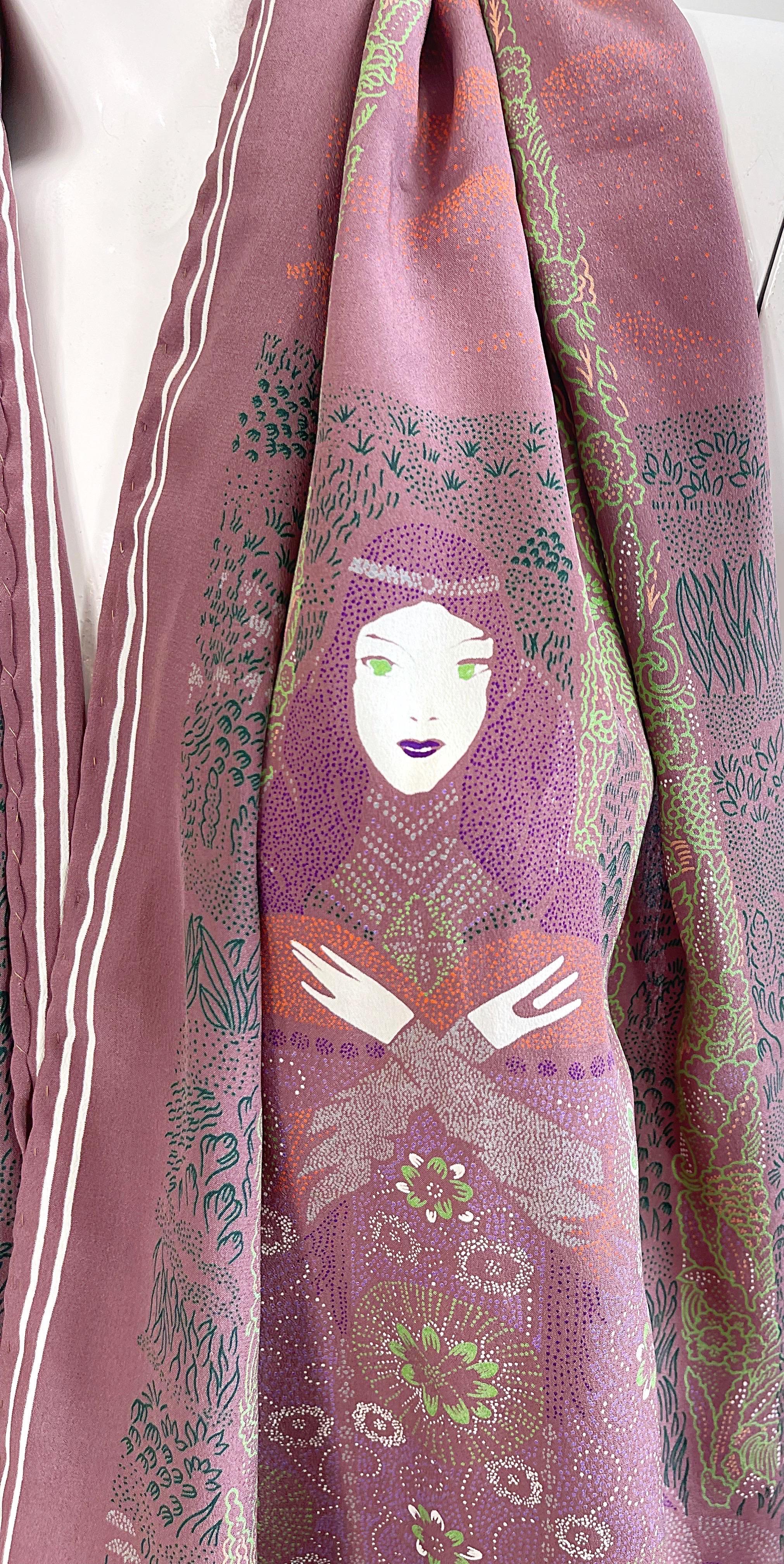 Superbe foulard en soie de Bottega Veneta datant de l'automne 1981. Inspiré par Klimt avec deux femmes de chaque côté de l'écharpe. De belles couleurs de mauve, de vert, de violet, de rose, d'orange et de blanc. Bottega Veneta imprimé en blanc sur
