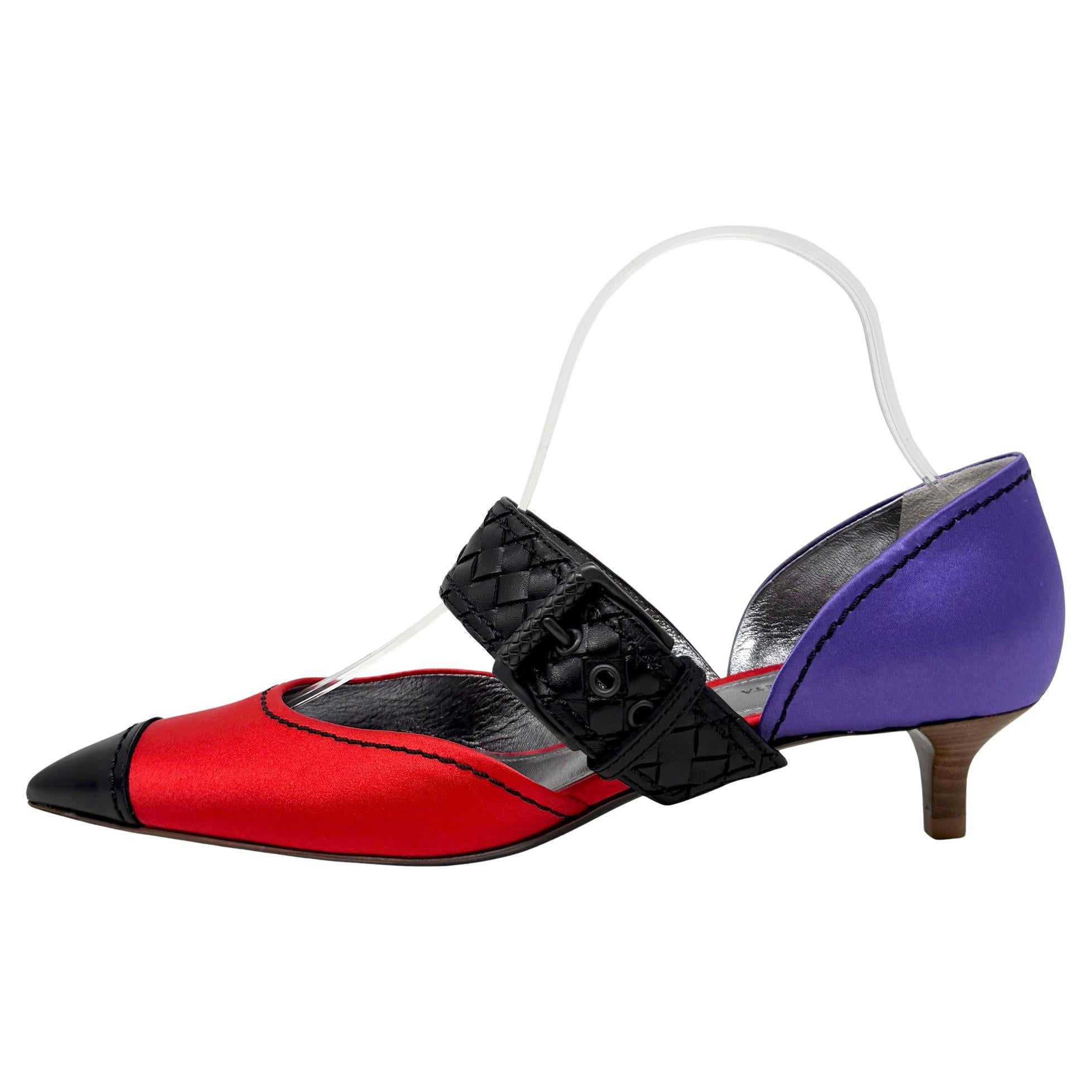 Bottega Veneta 2018 Runway Heels Colorblock Kitten Heel Größe 38 Rot Lila Satin im Angebot