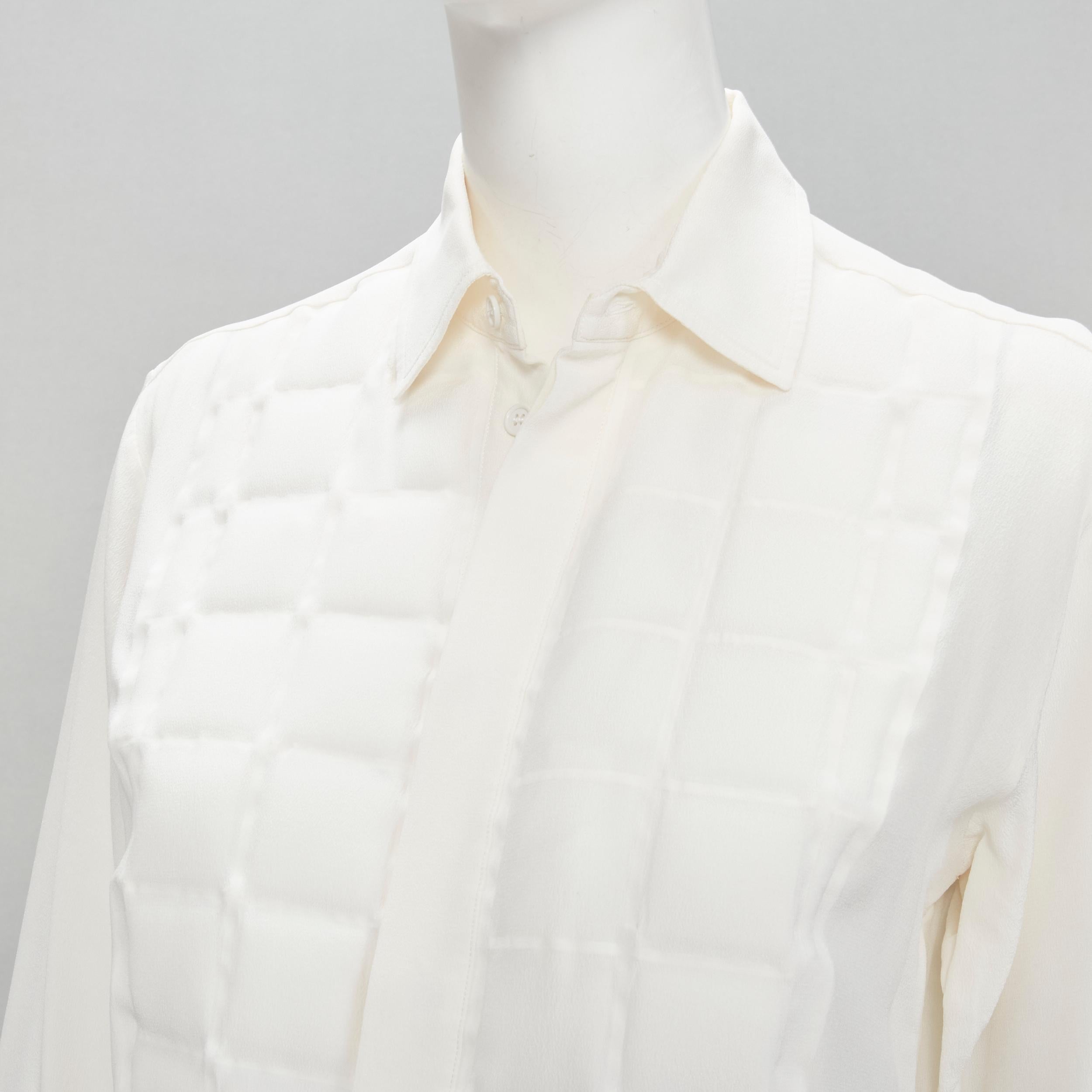 BOTTEGA VENETA 2020 100% silk quilte padded bib collar long line shirt IT38 XS
Brand: Bottega Veneta
Collection: Pre Spring 2020 
Extra Detail: Gently puffed quilting bib design. Concealed button front. Curved hemline.

CONDITION:
Condition: