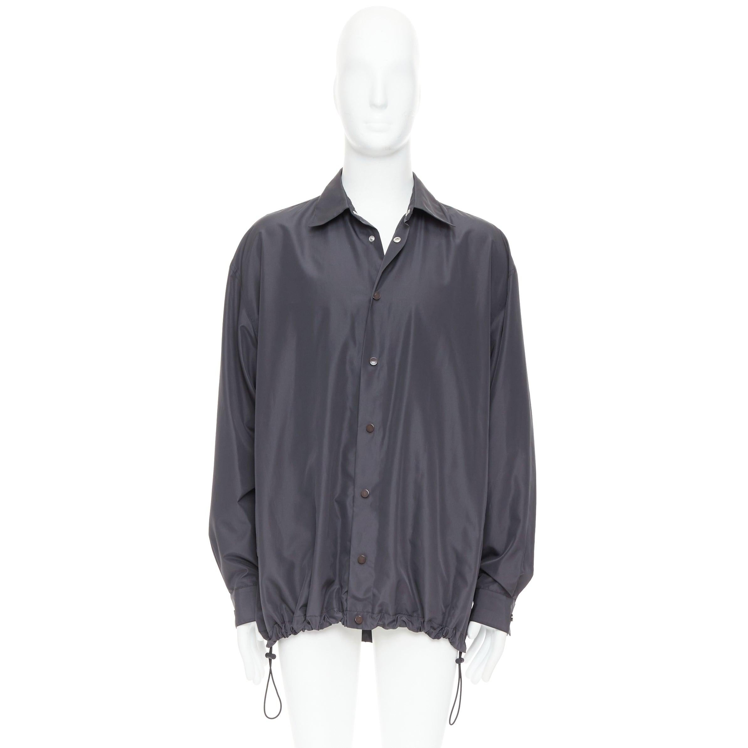 BOTTEGA VENETA 2020 Dunkelgraue Anorak-Schalenjacke aus Nylon mit Knopfleiste IT50 L im Angebot 5