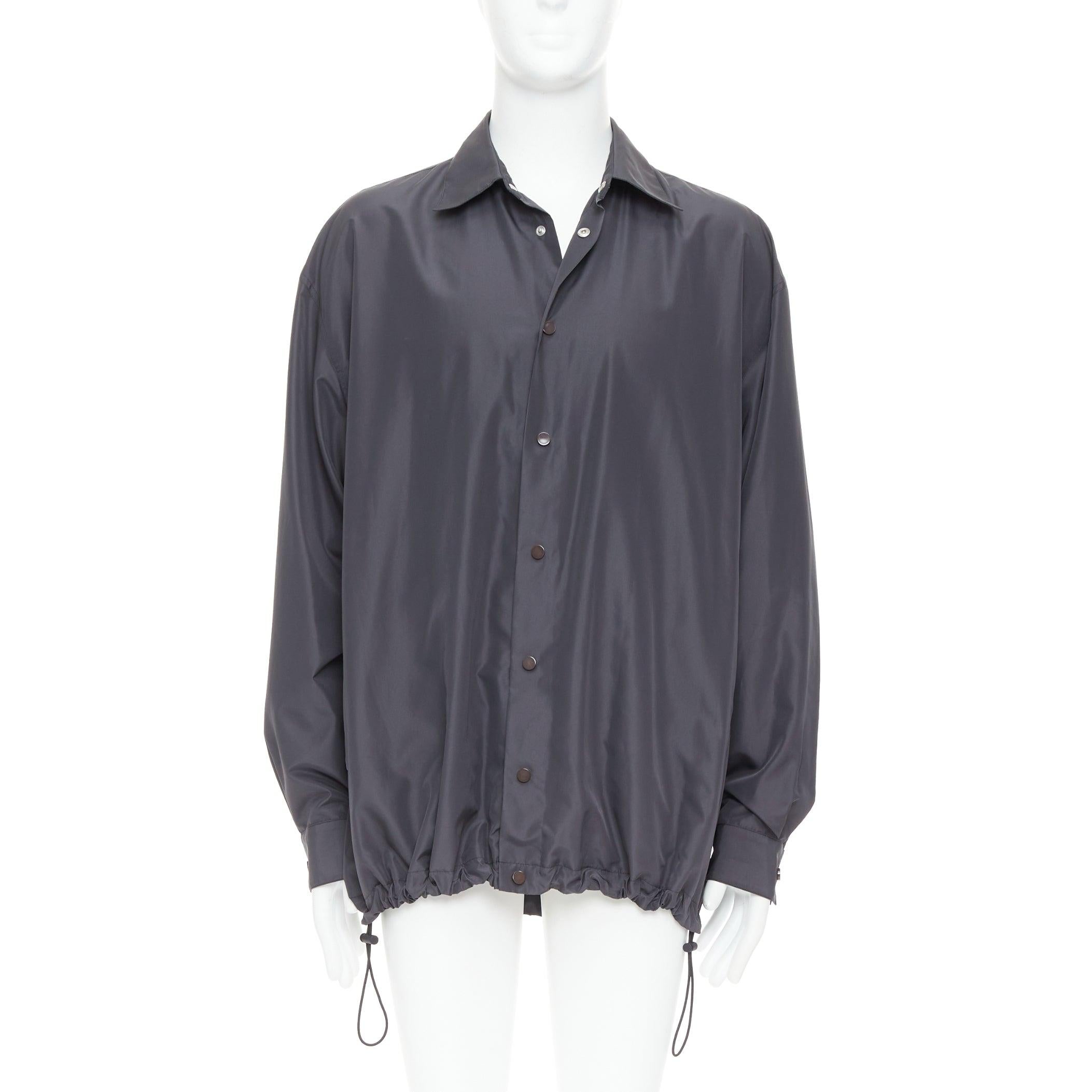 BOTTEGA VENETA 2020 Dunkelgraue Anorak-Schalenjacke aus Nylon mit Knopfleiste IT50 L (Grau) im Angebot