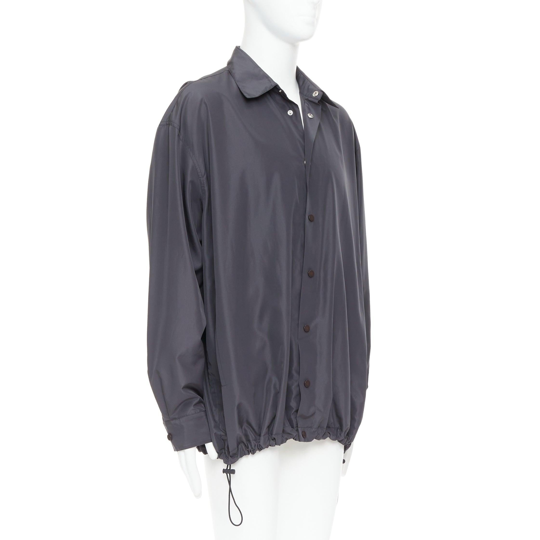 BOTTEGA VENETA 2020 Dunkelgraue Anorak-Schalenjacke aus Nylon mit Knopfleiste IT50 L im Zustand „Hervorragend“ im Angebot in Hong Kong, NT