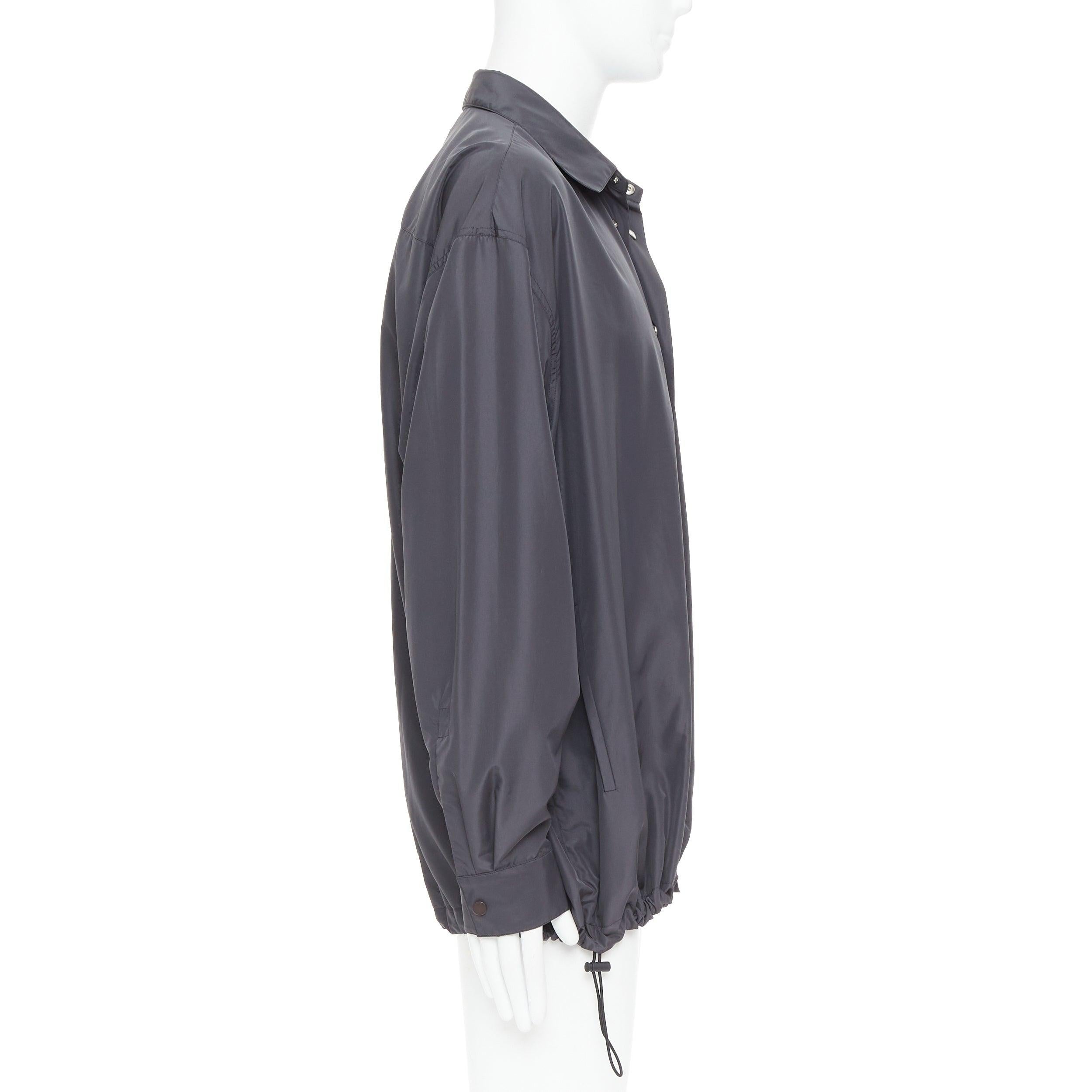 BOTTEGA VENETA 2020 Dunkelgraue Anorak-Schalenjacke aus Nylon mit Knopfleiste IT50 L Herren im Angebot