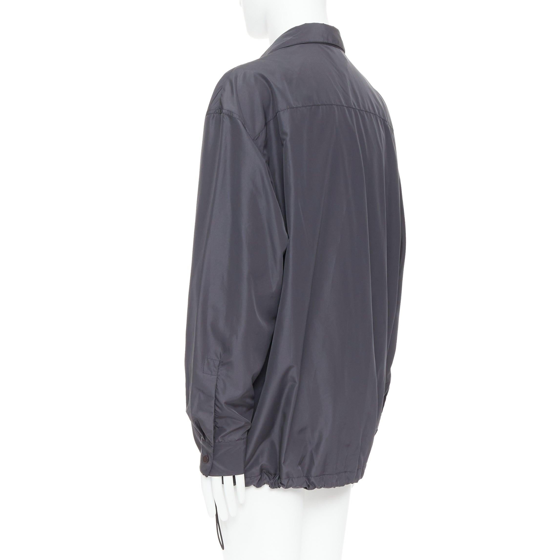 BOTTEGA VENETA 2020 Dunkelgraue Anorak-Schalenjacke aus Nylon mit Knopfleiste IT50 L im Angebot 2