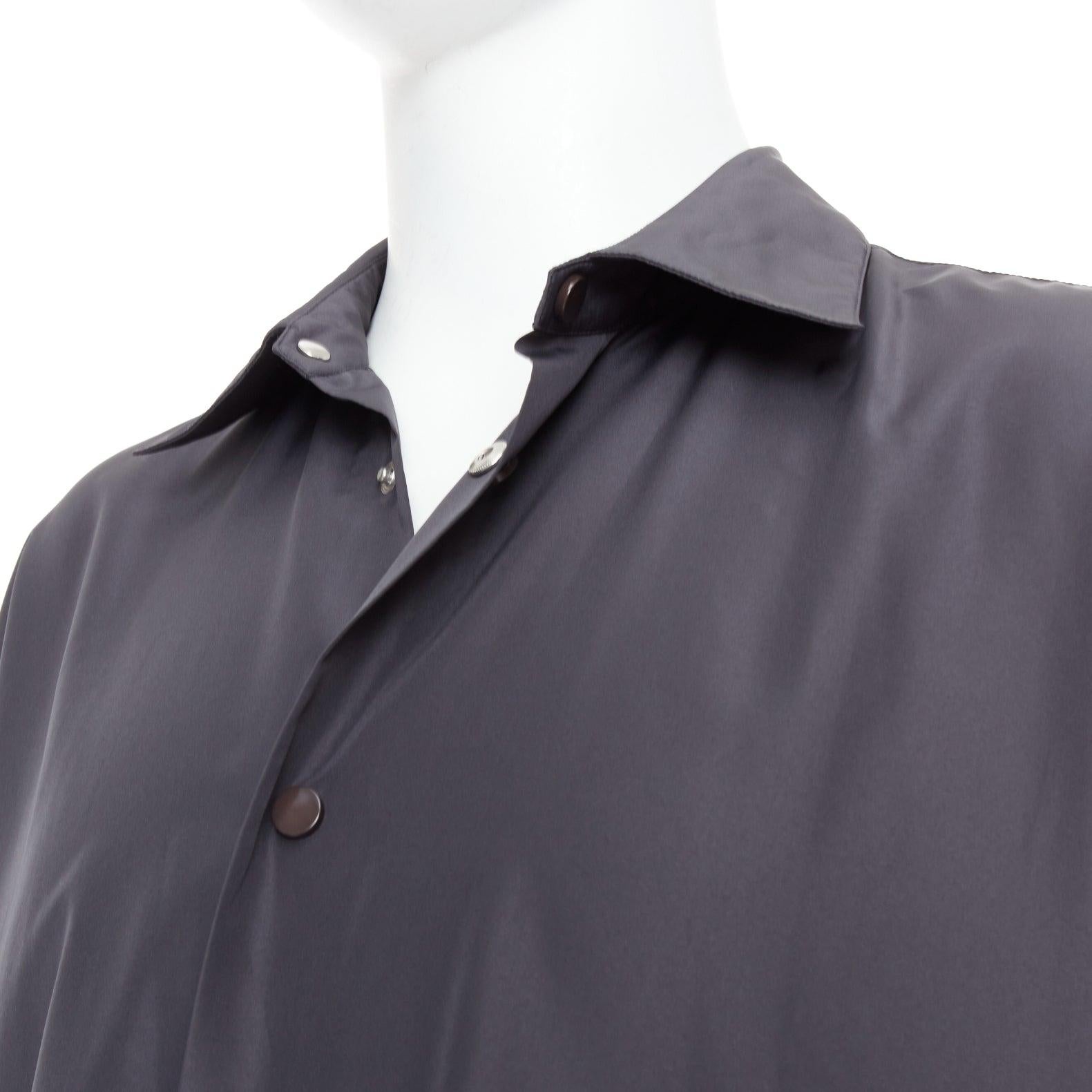 BOTTEGA VENETA 2020 Dunkelgraue Anorak-Schalenjacke aus Nylon mit Knopfleiste IT50 L im Angebot 3