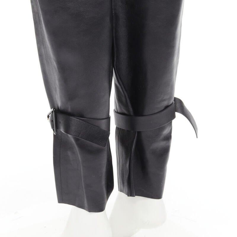 BOTTEGA VENETA 2020 Signatur-Lederhose mit dreieckiger Schnalle und Manschette FR36 S
Aktenzeichen: KEDG/A00154
Marke: Bottega Veneta
Designer: Daniel Lee
Collection'S: Vorfrühling 2020
MATERIAL: Leder
Farbe: Schwarz
Muster: Solide
Verschluss: