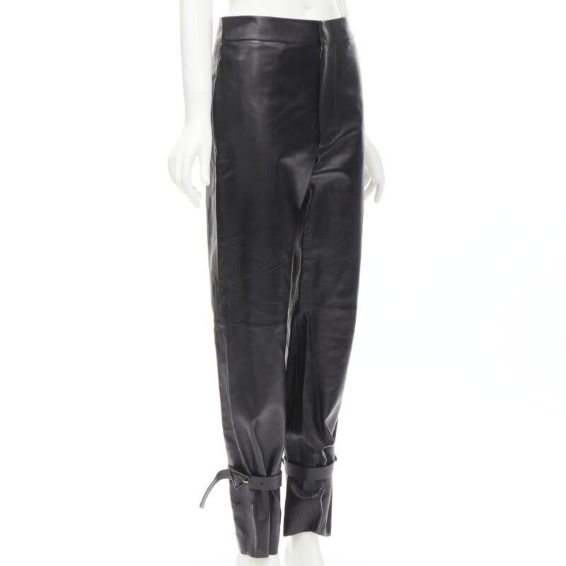 BOTTEGA VENETA 2020 Signatur-Lederhose mit dreieckiger Schnalle und Manschette FR36 S (Schwarz) im Angebot