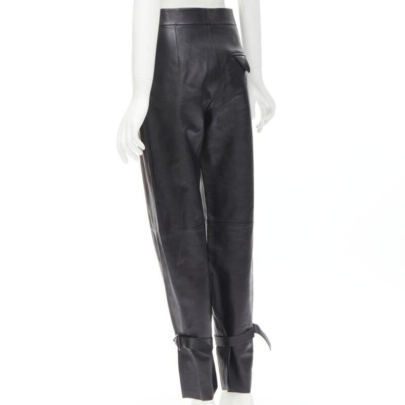 BOTTEGA VENETA 2020 Signatur-Lederhose mit dreieckiger Schnalle und Manschette FR36 S Damen im Angebot
