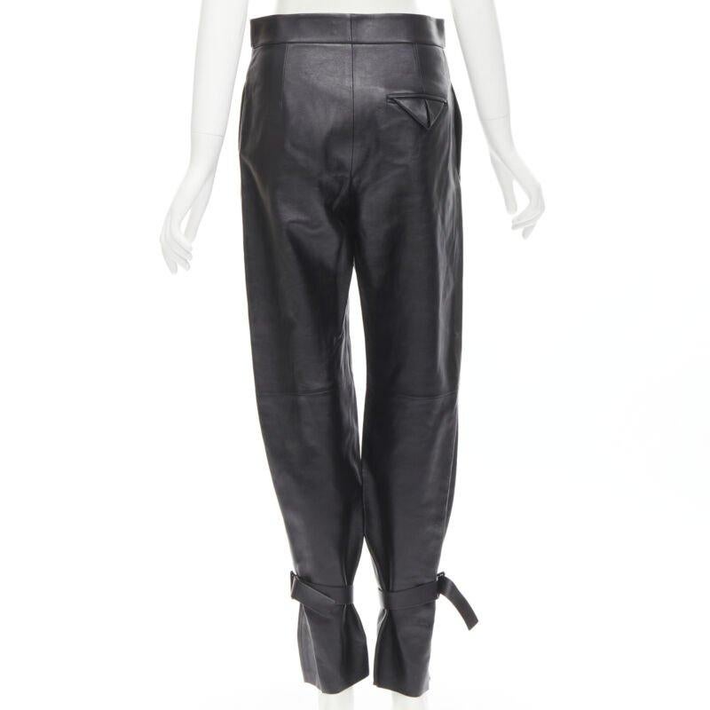 BOTTEGA VENETA 2020 Signatur-Lederhose mit dreieckiger Schnalle und Manschette FR36 S im Angebot 1