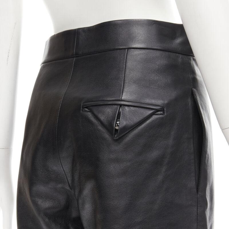 BOTTEGA VENETA 2020 Signatur-Lederhose mit dreieckiger Schnalle und Manschette FR36 S im Angebot 3
