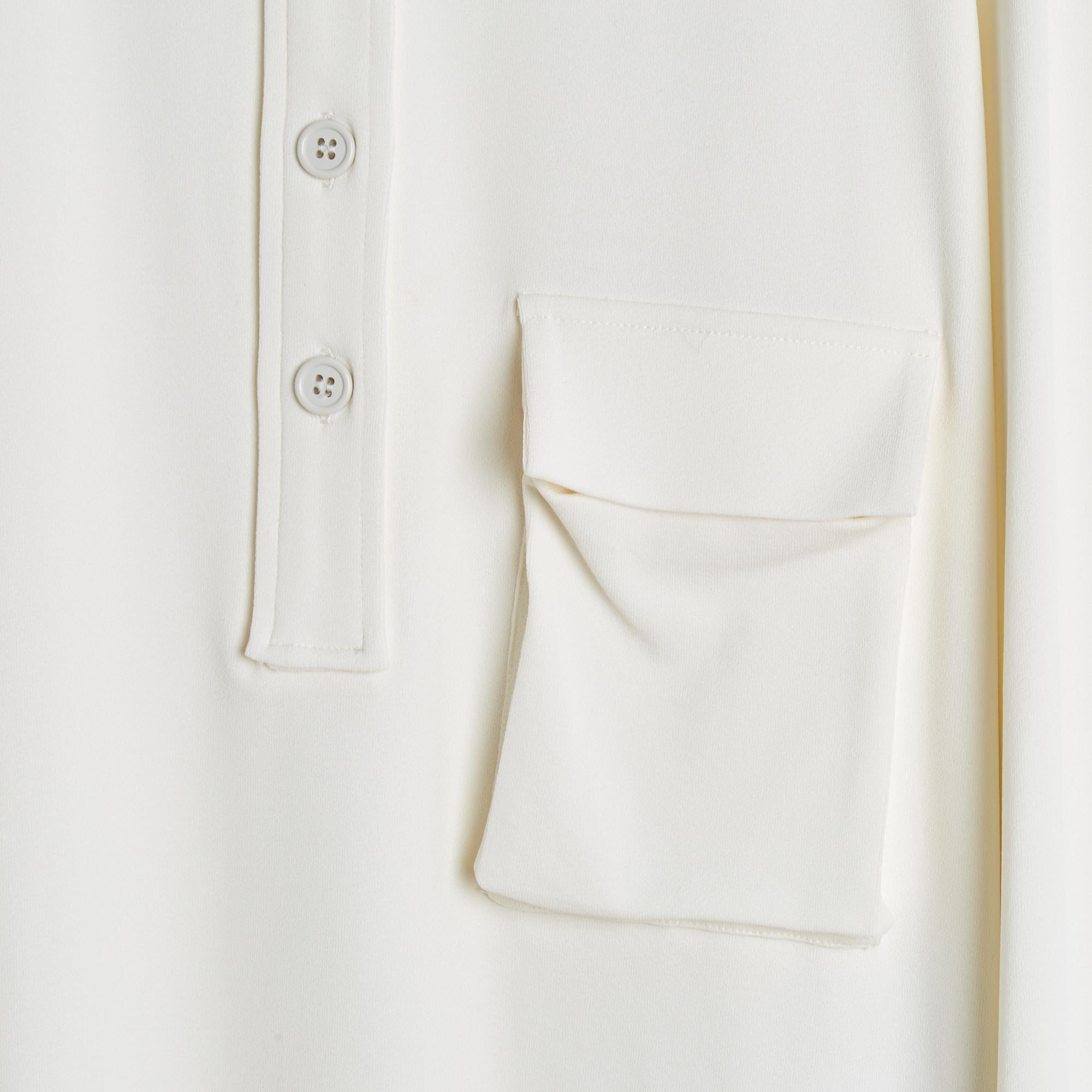 Polo de manga larga Bottega Veneta de punto grueso de rayón crudo, cuello cerrado por 5 botones a juego, bolsillo 